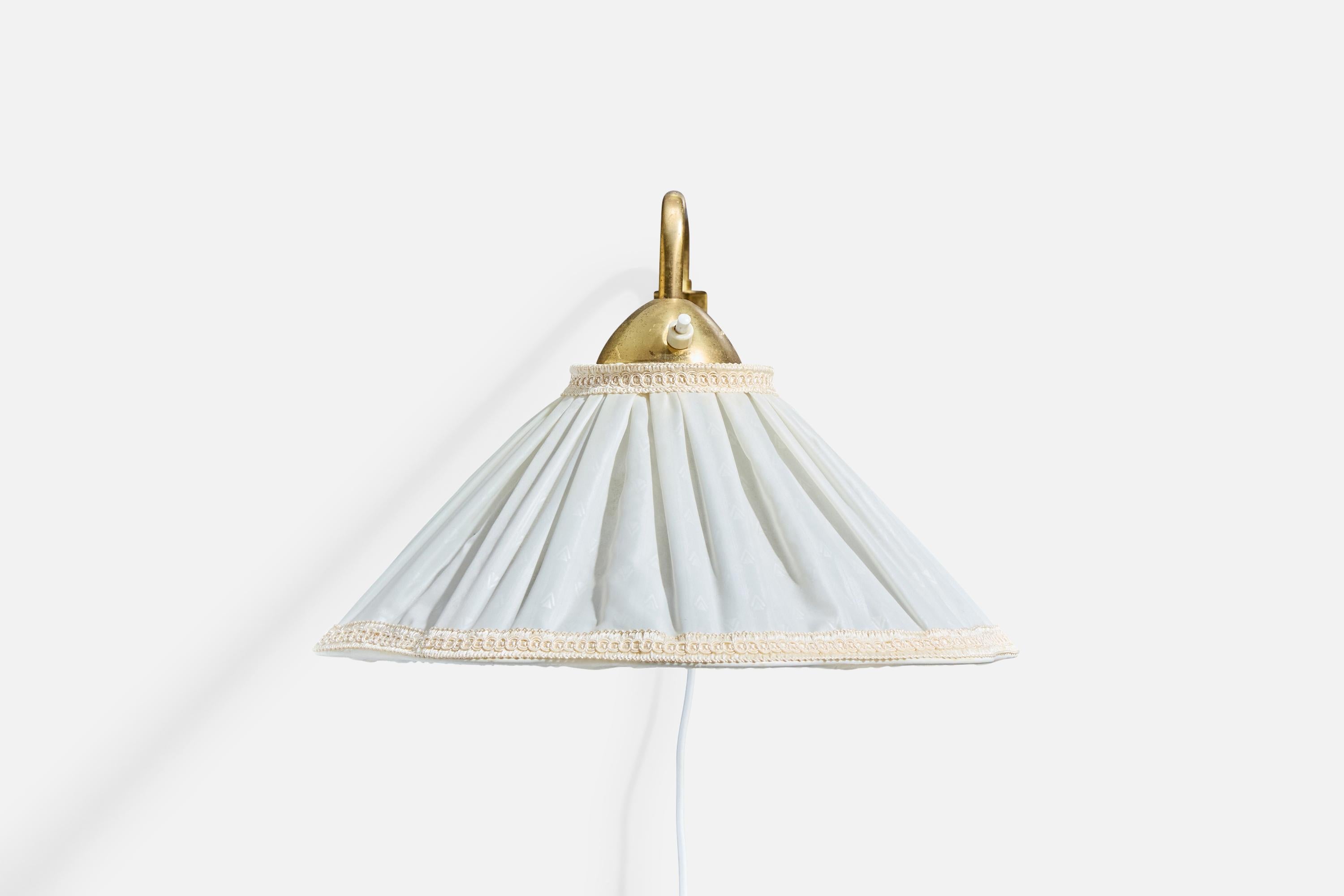 Mid-Century moderno Lampada da parete di design svedese, ottone, tessuto, Svezia, anni '1940 in vendita