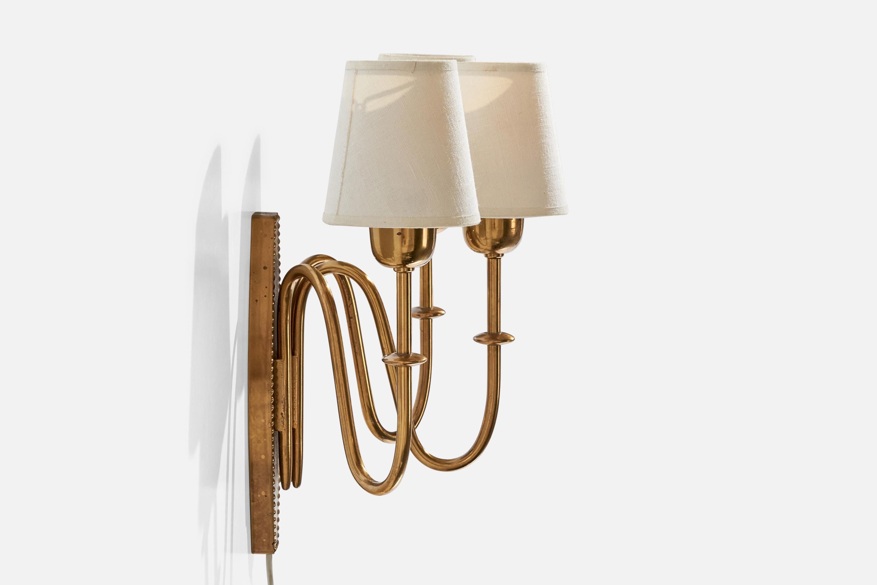 Schwedische Designerin, Wandleuchte, Messing, Stoff, Schweden, 1940er Jahre im Zustand „Gut“ im Angebot in High Point, NC