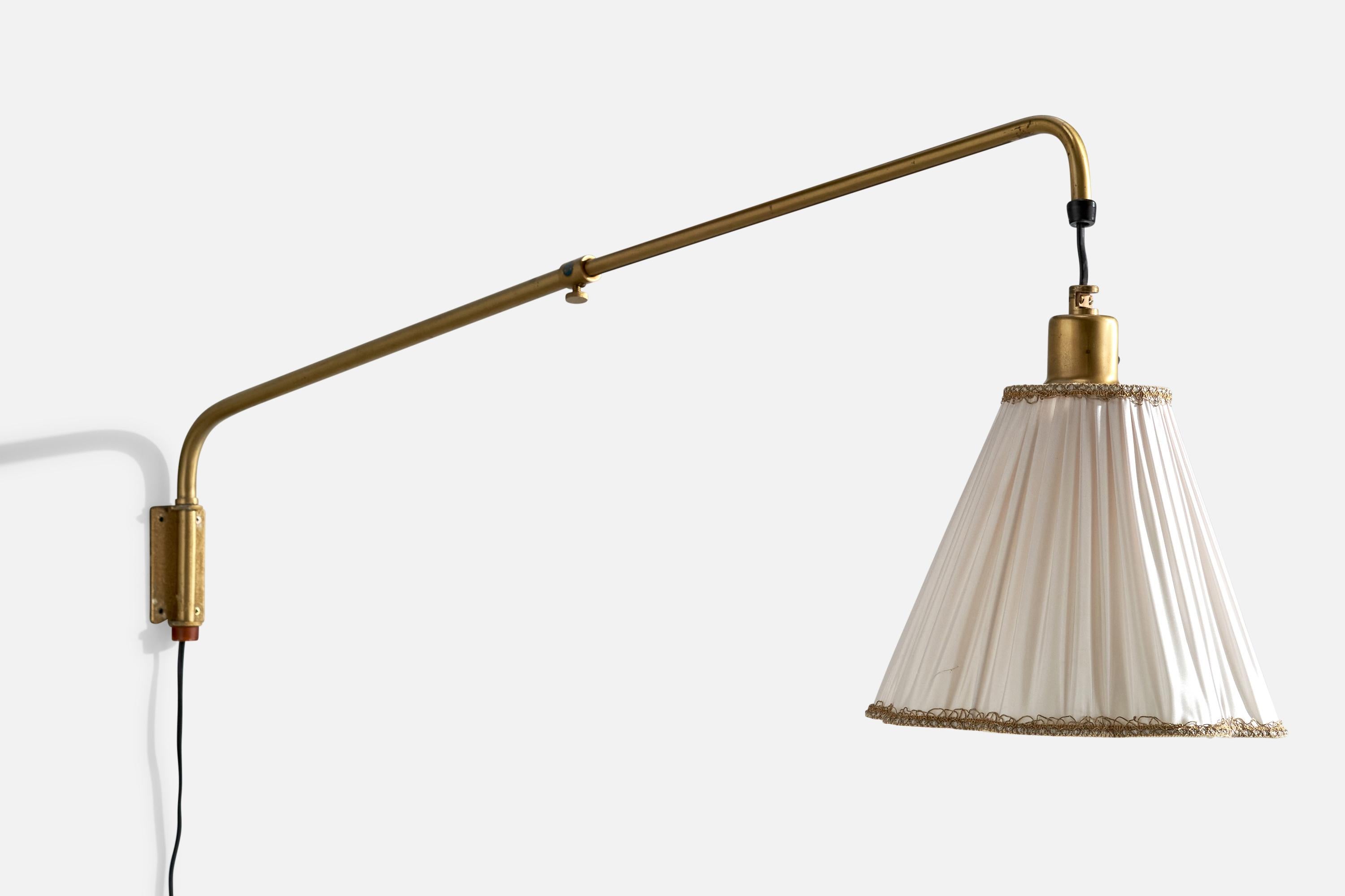 Schwedische Designerin, Wandleuchte, Messing, Stoff, Schweden, 1940er Jahre im Zustand „Gut“ im Angebot in High Point, NC