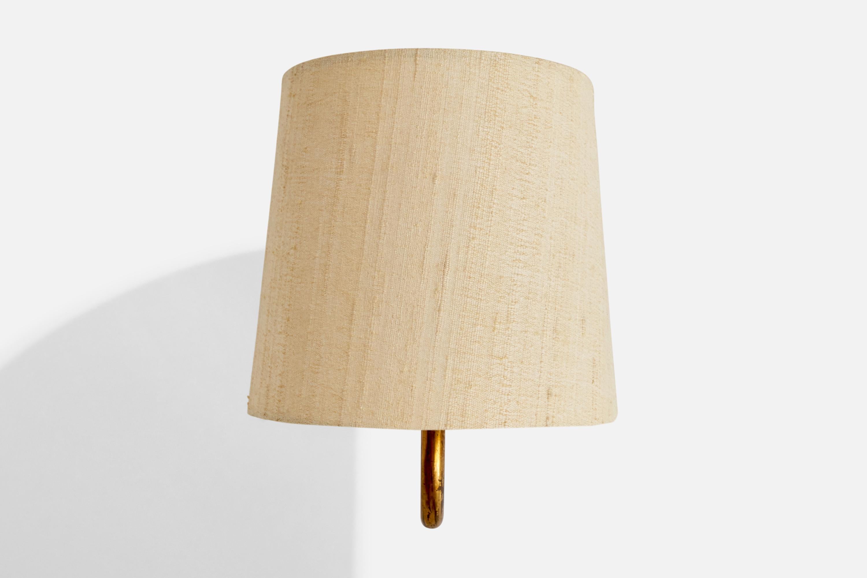 Svedese Lampada da parete di design svedese, ottone, tessuto, Svezia, anni '1940 in vendita