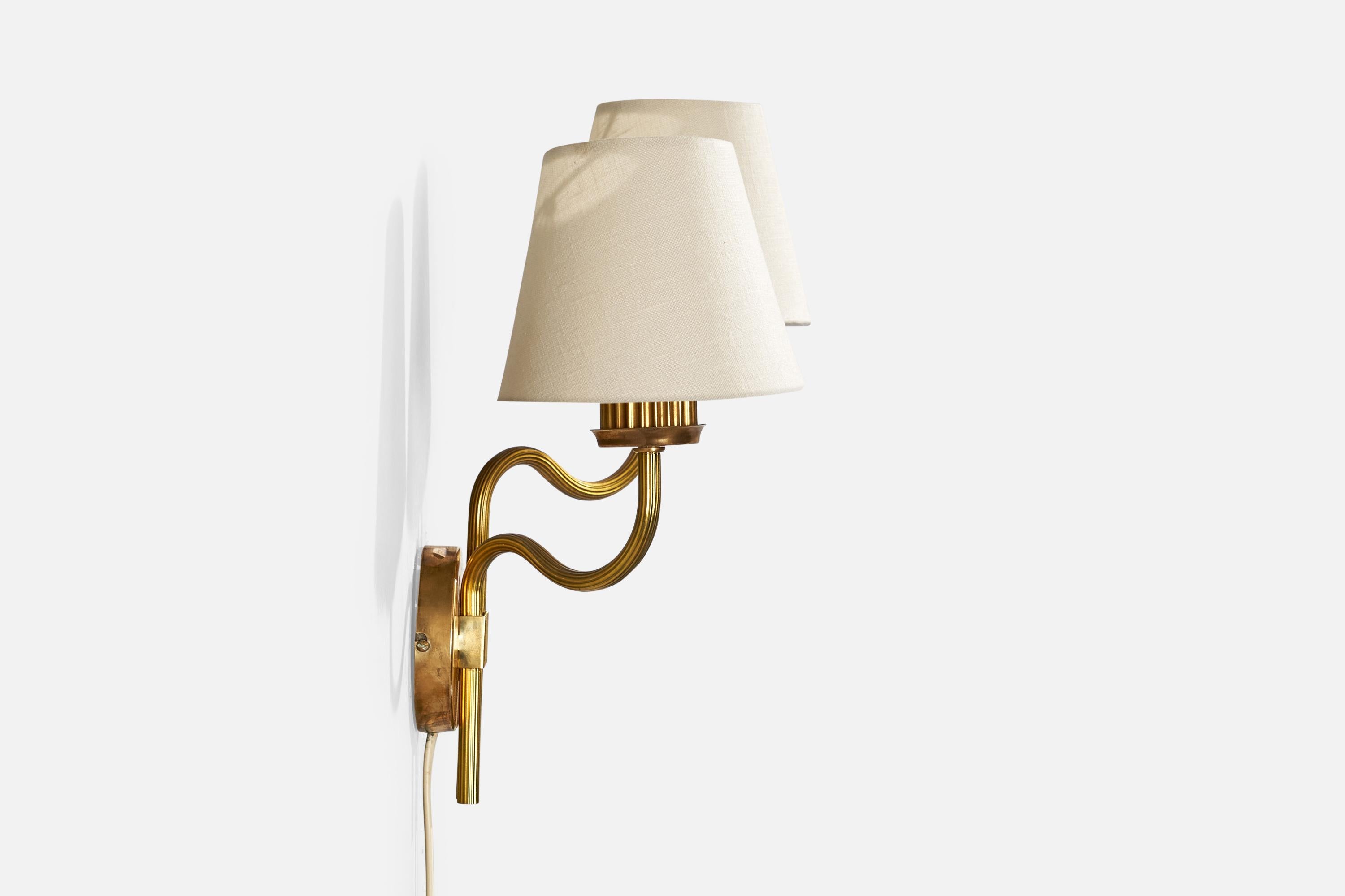 Svedese Lampada da parete di design svedese, ottone, tessuto, Svezia, anni '1940 in vendita