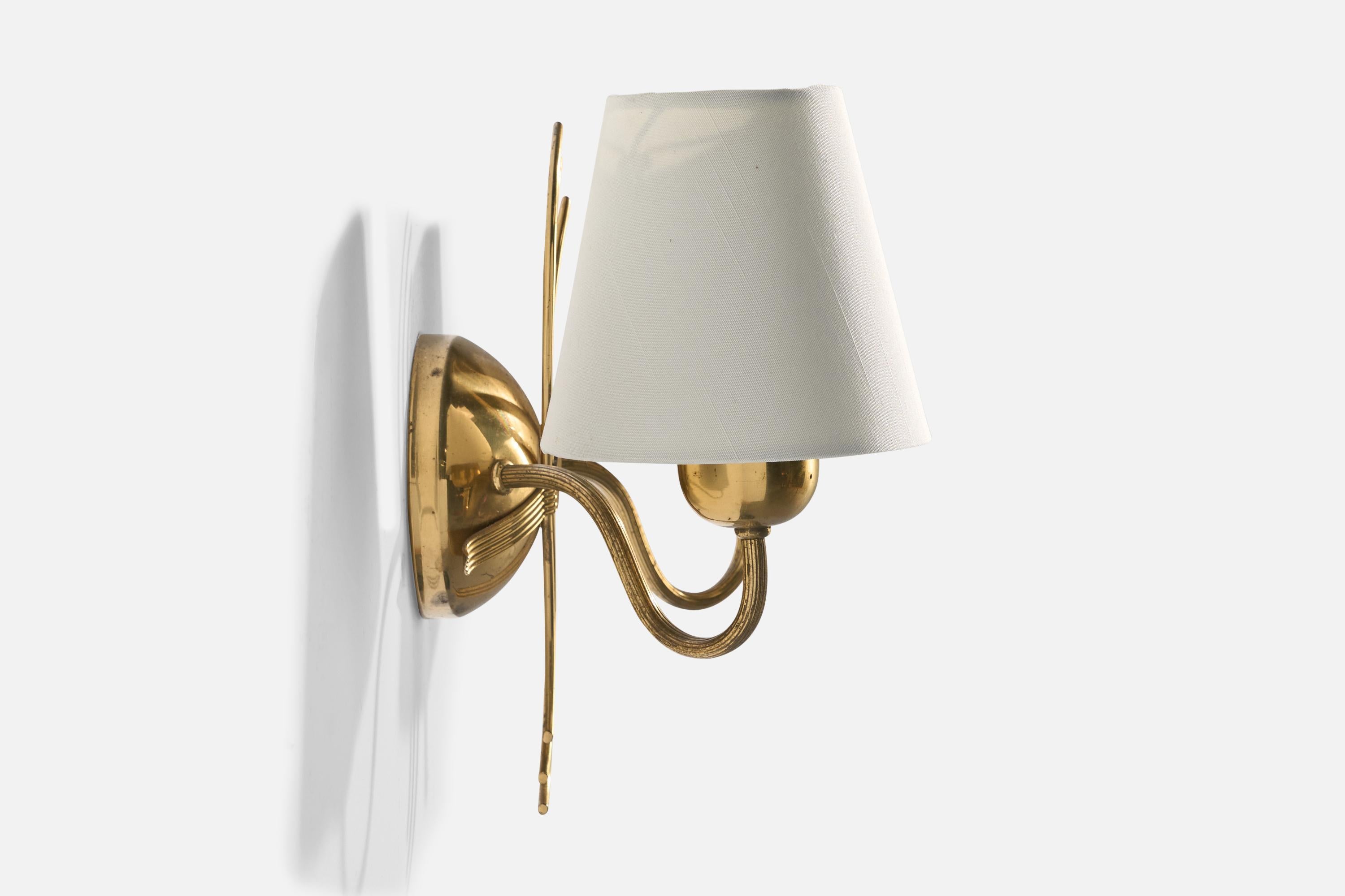 Svedese Lampada da parete di design svedese, ottone, tessuto, Svezia, anni '1940 in vendita