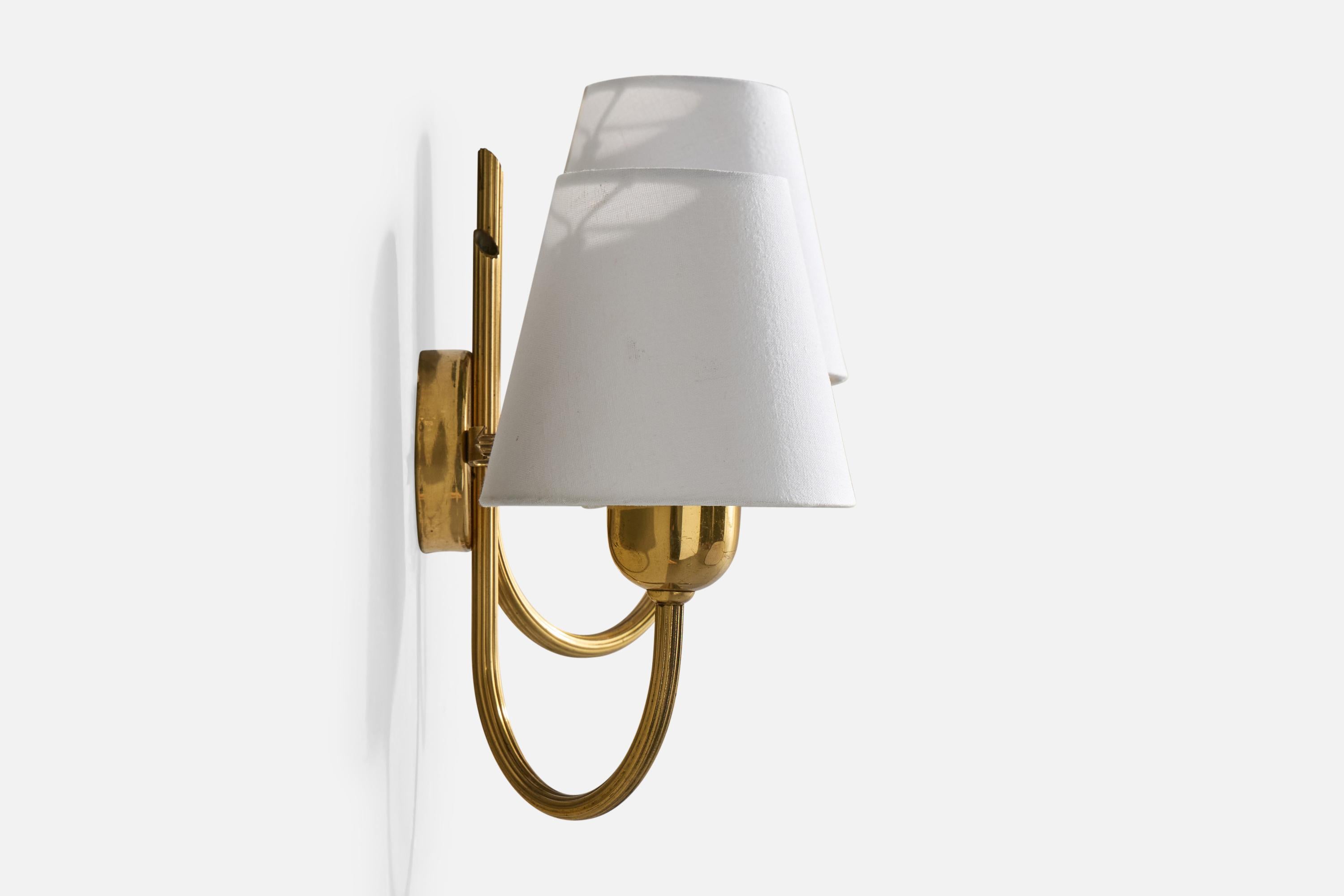 Svedese Lampada da parete di design svedese, ottone, tessuto, Svezia, anni '1940 in vendita
