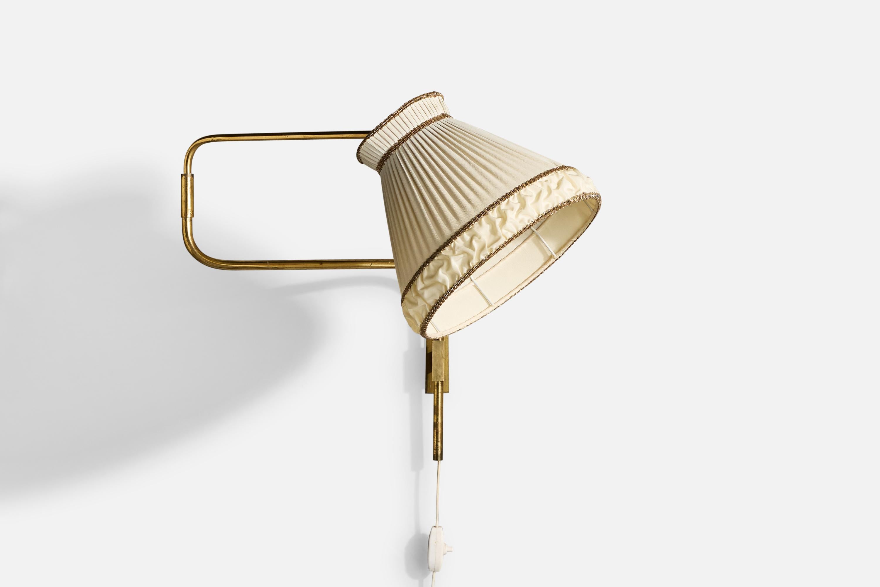 Svedese Lampada da parete di design svedese, ottone, tessuto, Svezia, anni '1940 in vendita