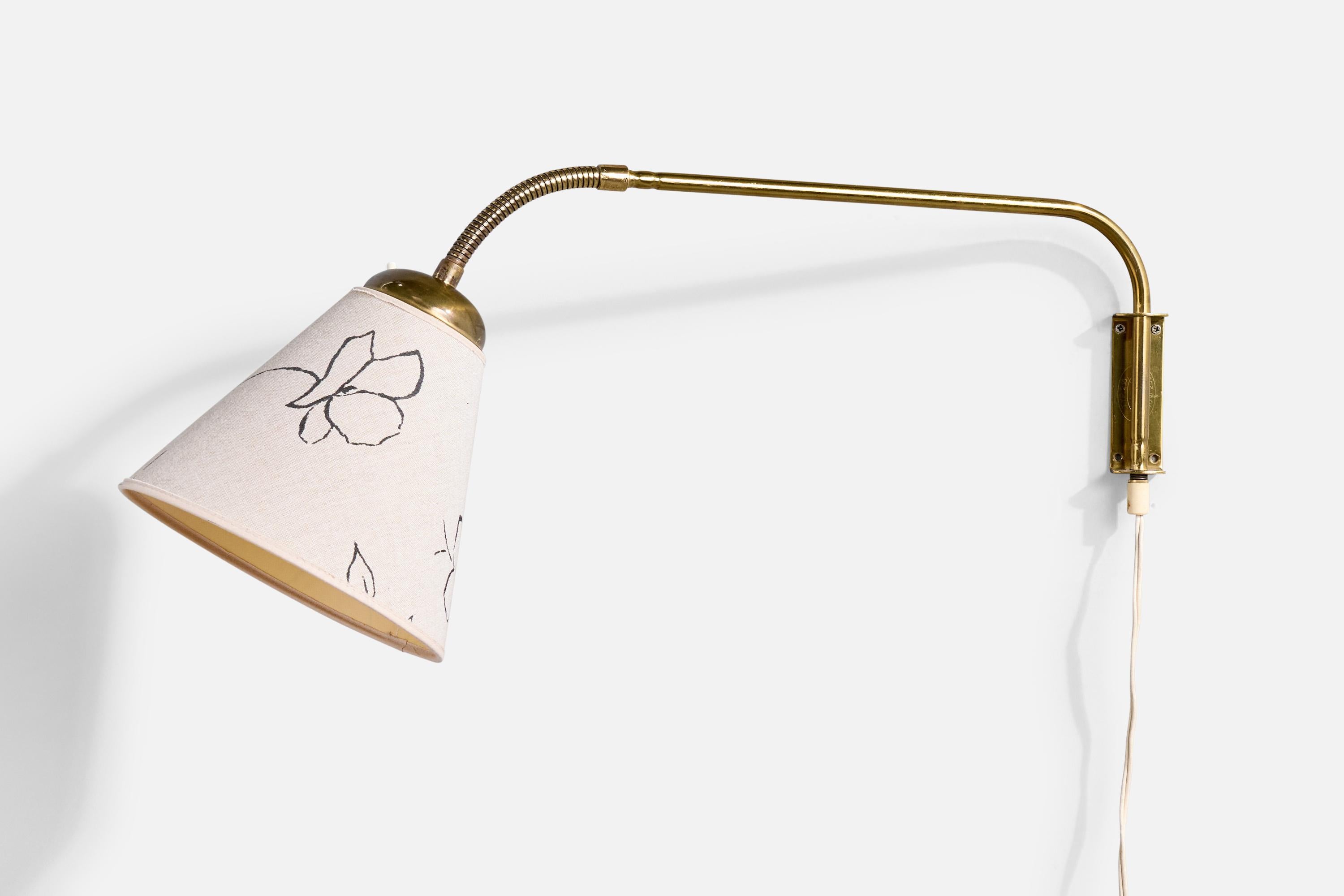 Svedese Lampada da parete di design svedese, ottone, tessuto, Svezia, anni '1940 in vendita