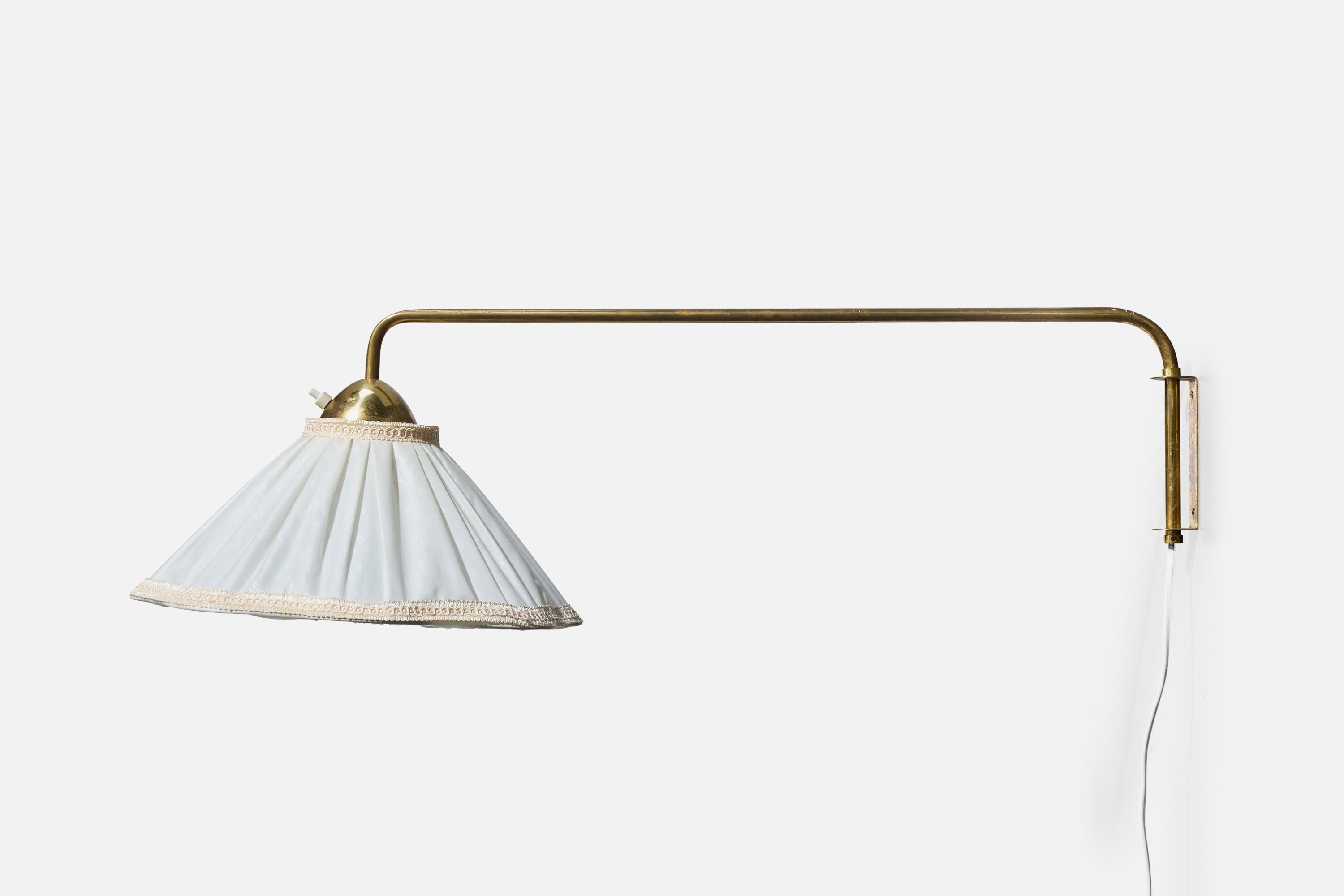 Svedese Lampada da parete di design svedese, ottone, tessuto, Svezia, anni '1940 in vendita
