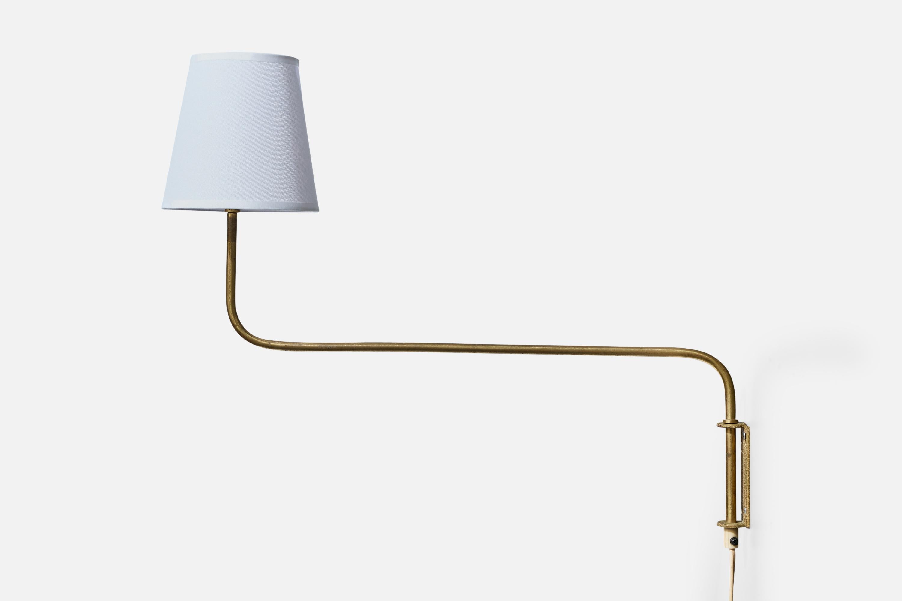 Svedese Lampada da parete di design svedese, ottone, tessuto, Svezia, anni '1940 in vendita