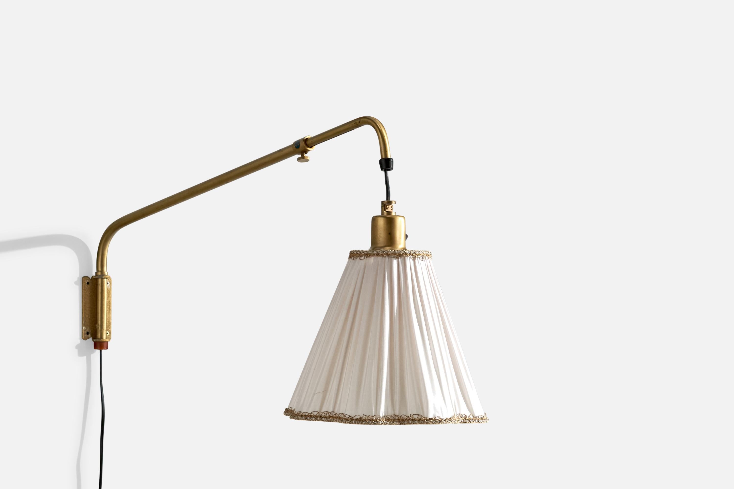 Schwedische Designerin, Wandleuchte, Messing, Stoff, Schweden, 1940er Jahre (Mitte des 20. Jahrhunderts) im Angebot