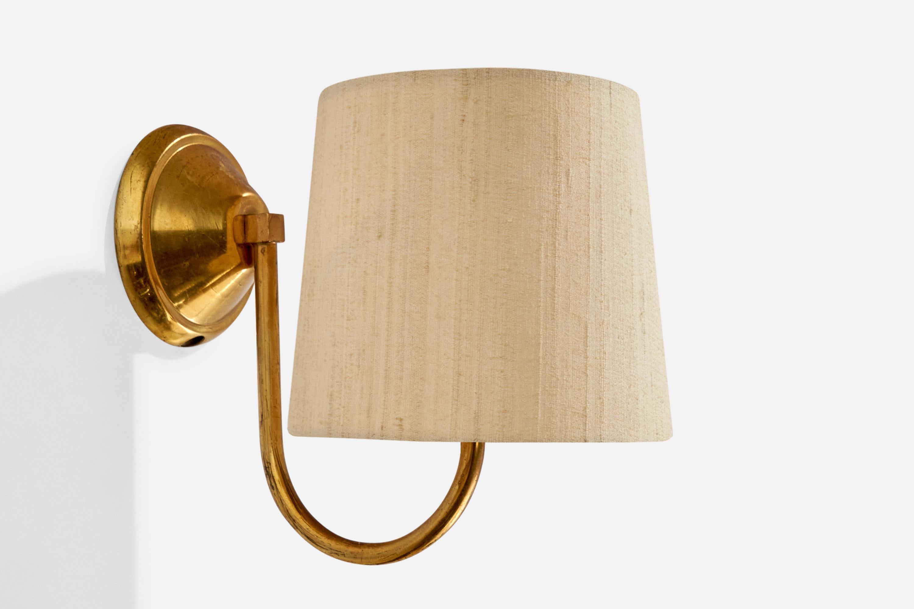 Lampada da parete di design svedese, ottone, tessuto, Svezia, anni '1940 In condizioni buone in vendita a High Point, NC