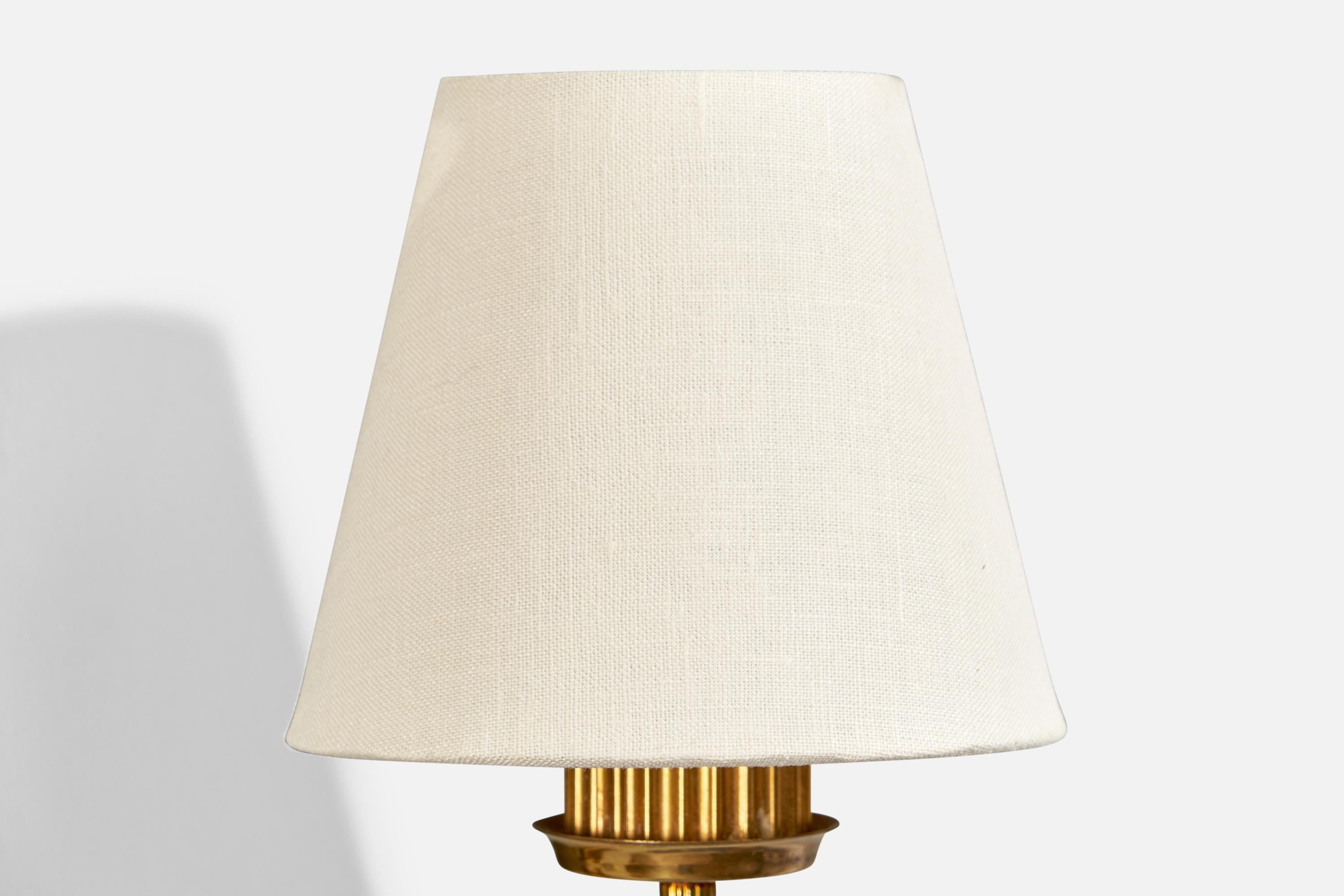 Lampada da parete di design svedese, ottone, tessuto, Svezia, anni '1940 In condizioni buone in vendita a High Point, NC