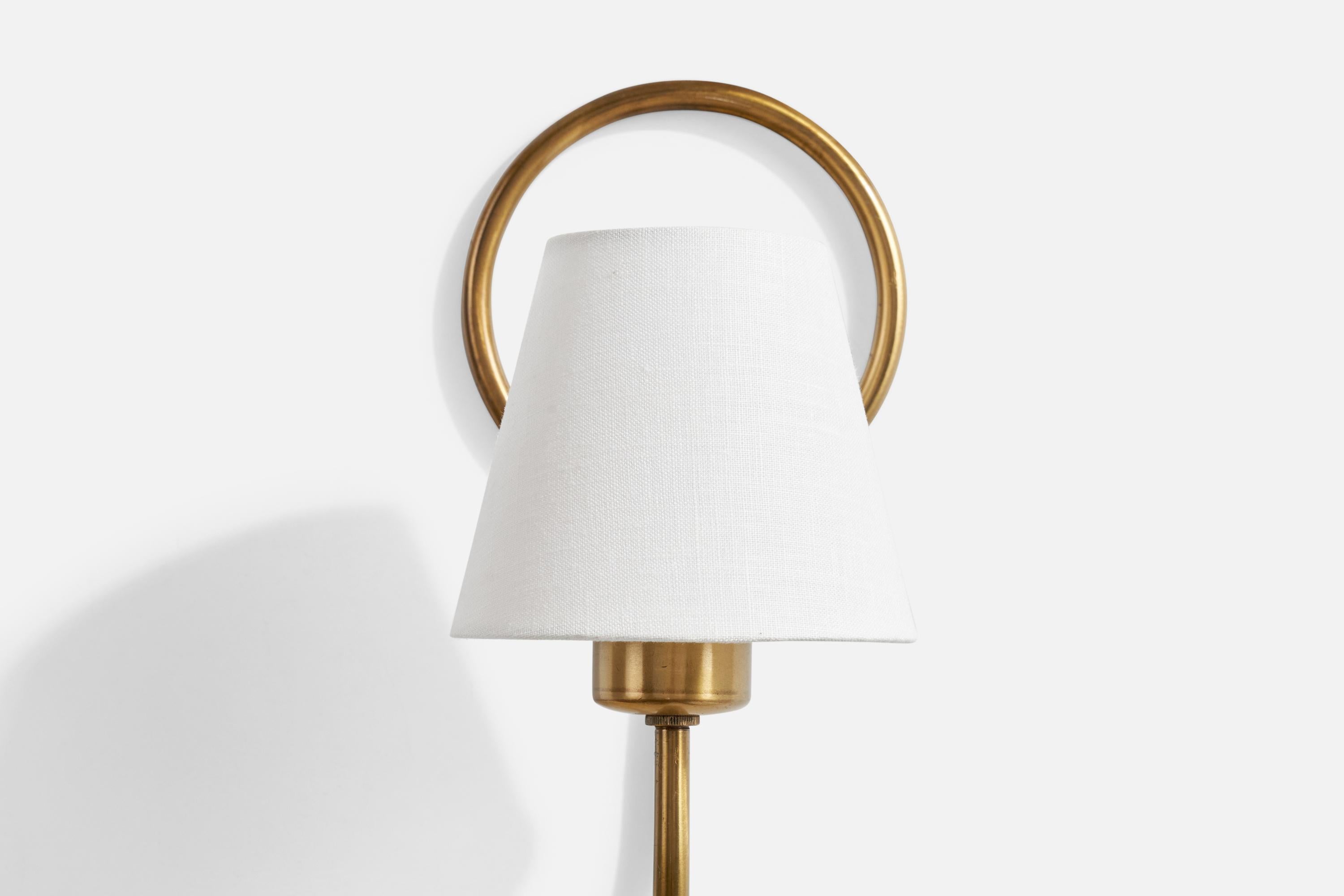Swedish Designer, Wall Light, Brass, Fabric, Sweden, 1940s In condizioni buone in vendita a High Point, NC