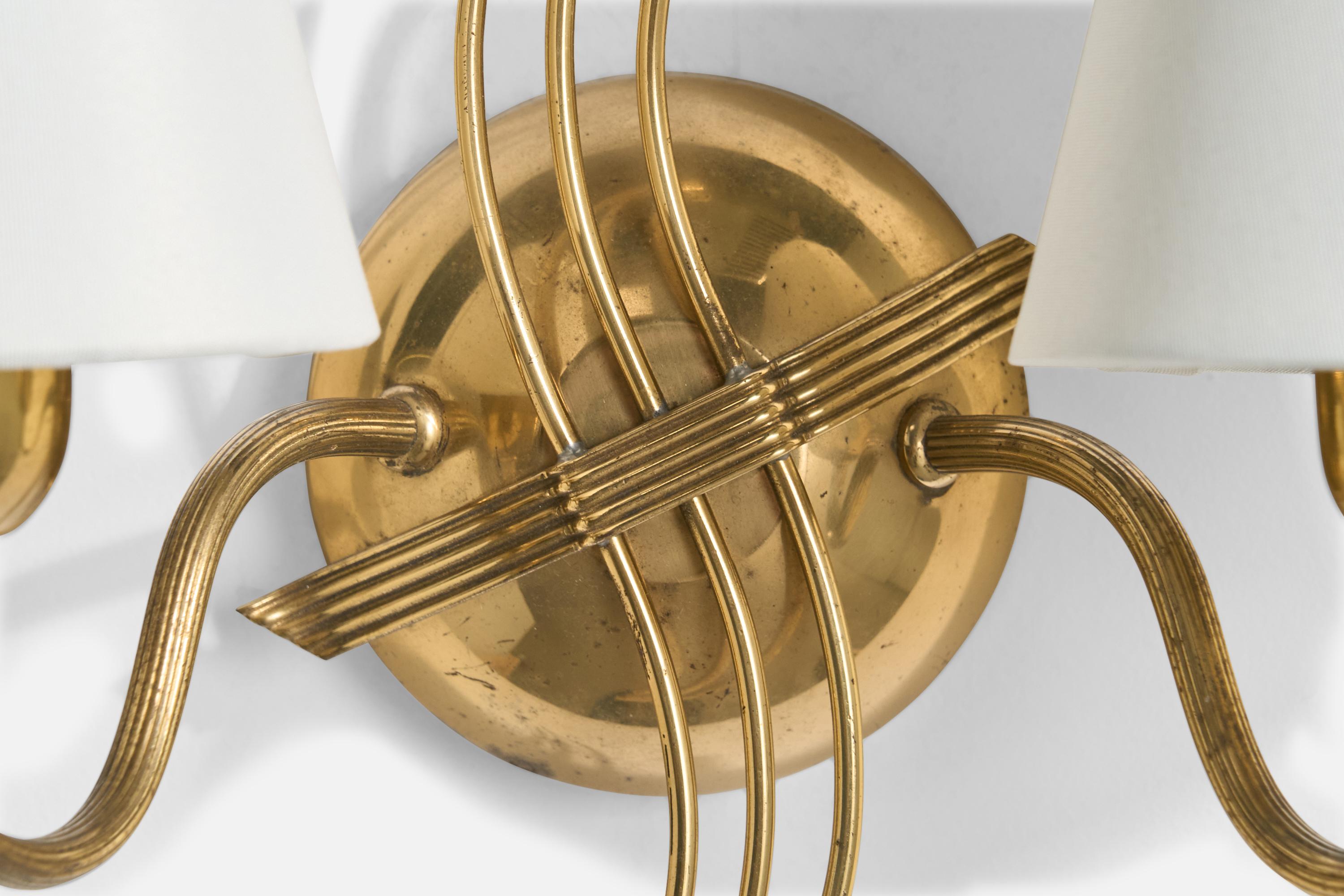 Lampada da parete di design svedese, ottone, tessuto, Svezia, anni '1940 In condizioni buone in vendita a High Point, NC