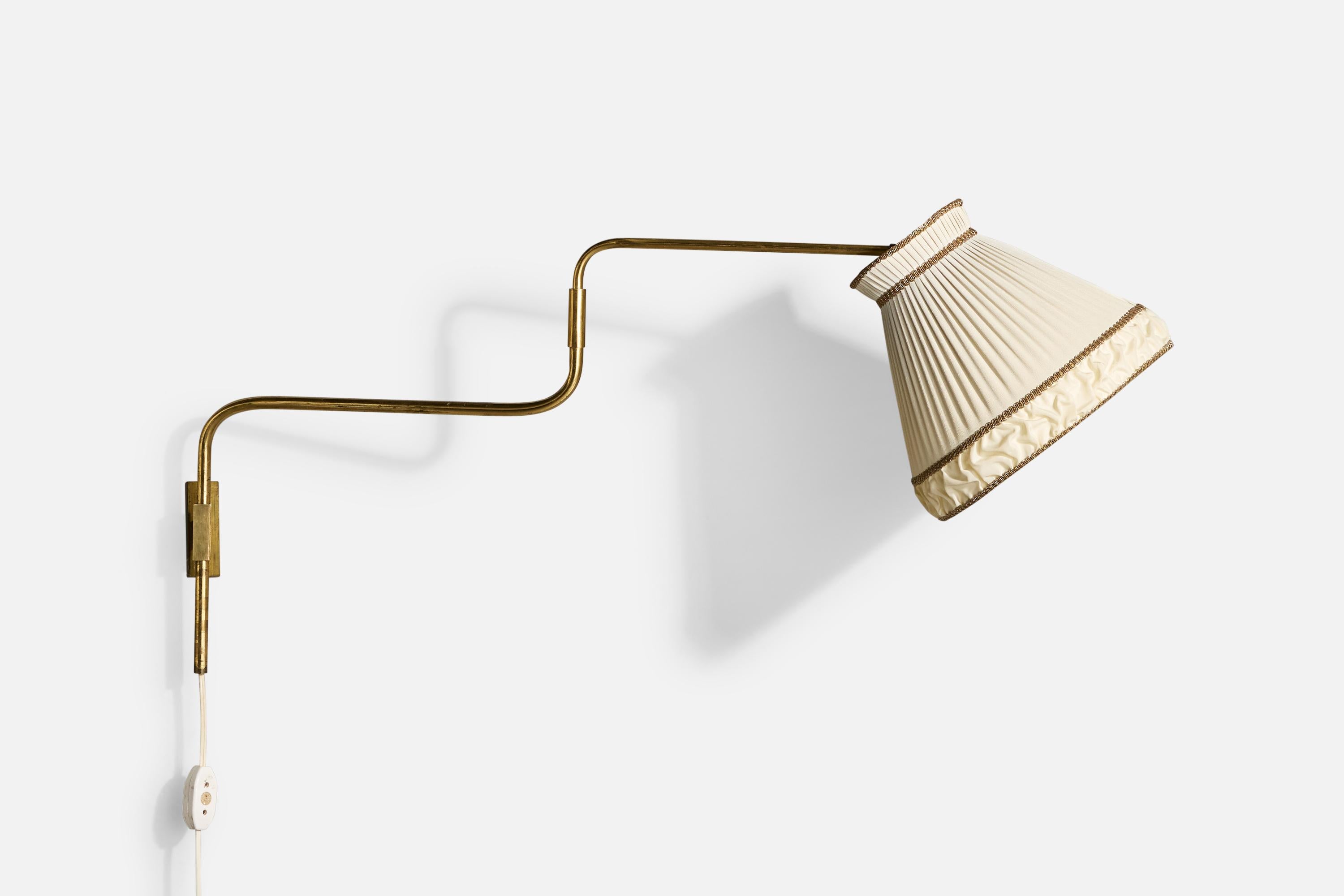 Lampada da parete di design svedese, ottone, tessuto, Svezia, anni '1940 In condizioni buone in vendita a High Point, NC