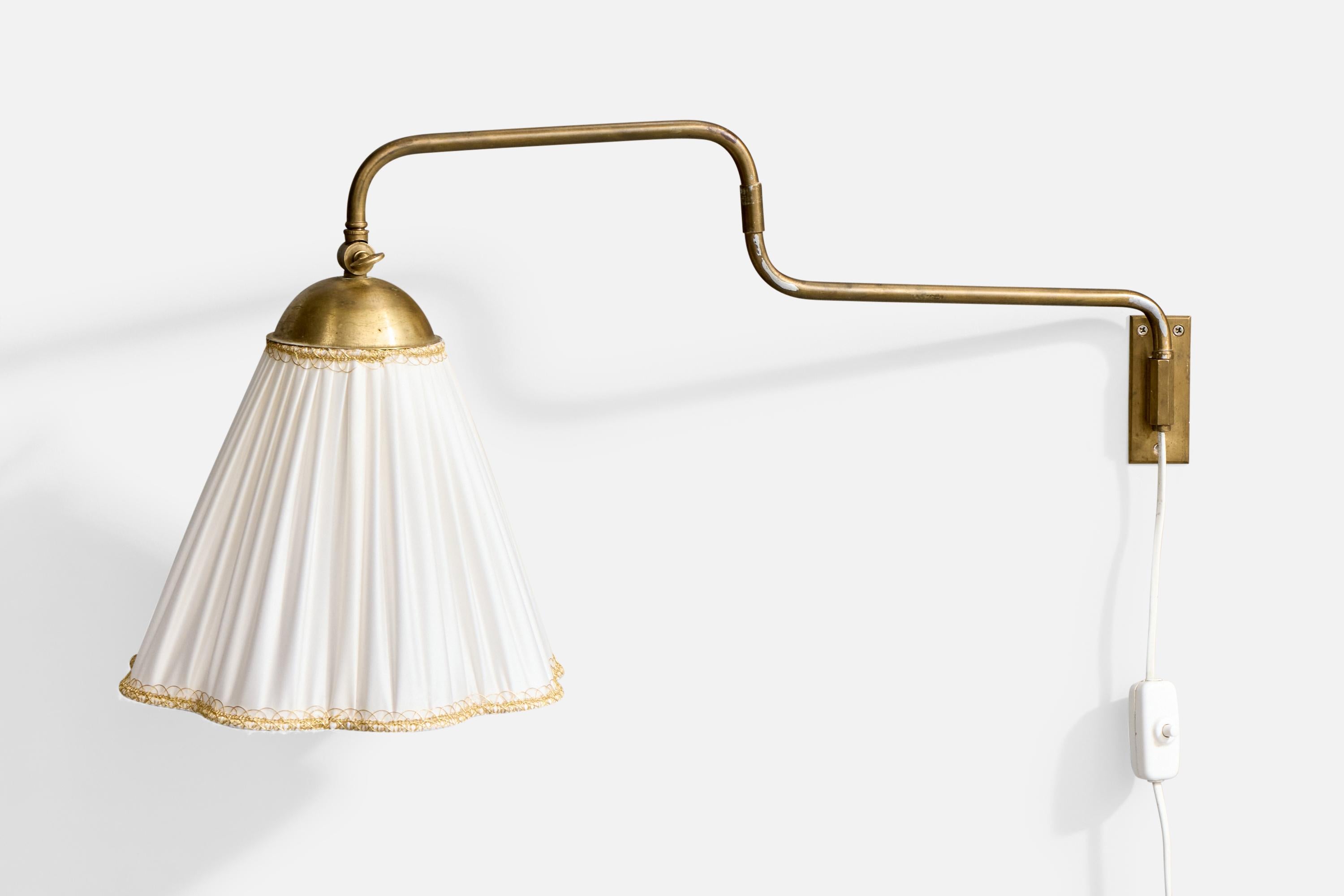 Swedish Designer, Wall Light, Brass, Fabric, Sweden, 1940s Bon état - En vente à High Point, NC