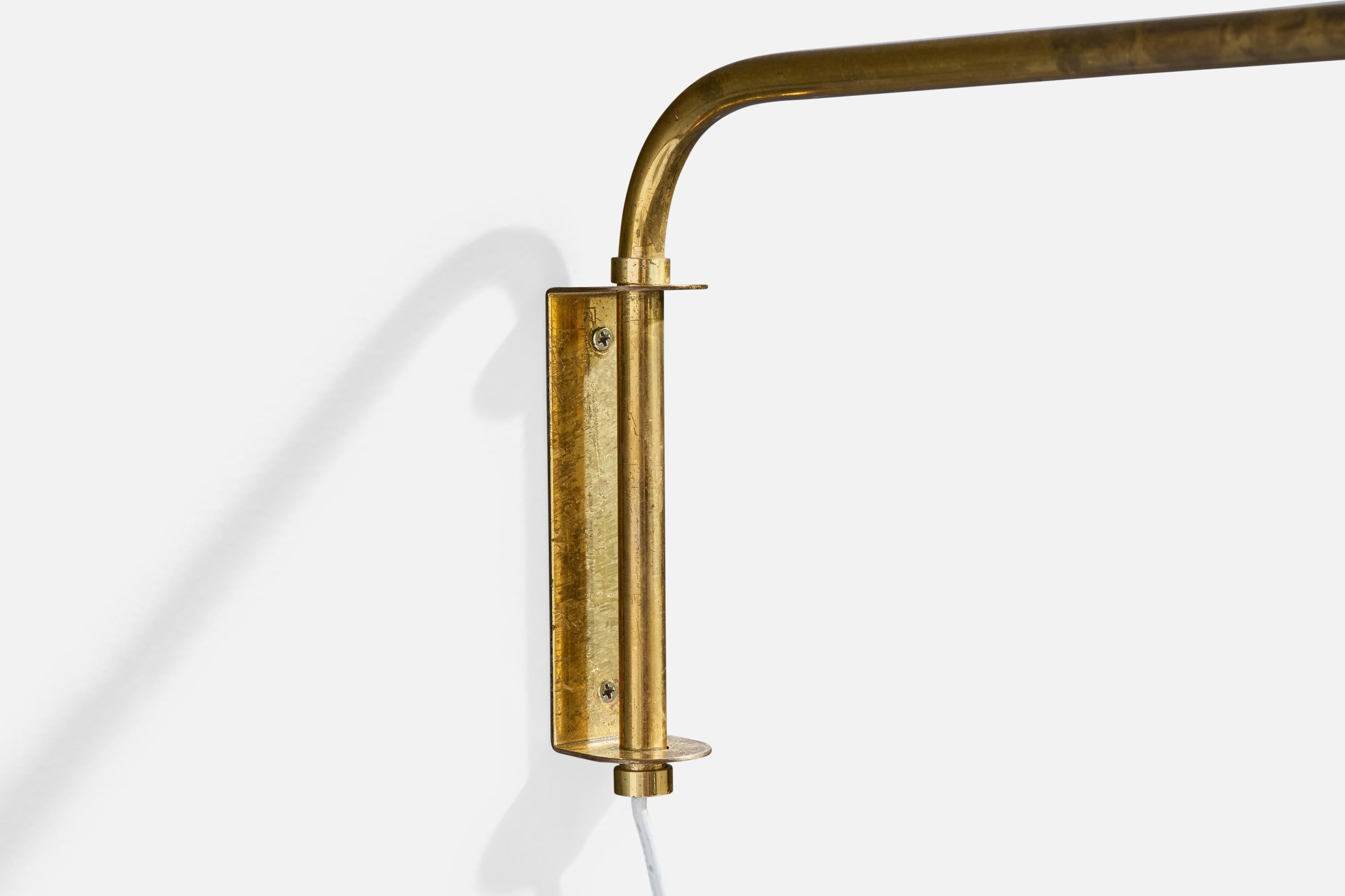 Lampada da parete di design svedese, ottone, tessuto, Svezia, anni '1940 In condizioni buone in vendita a High Point, NC