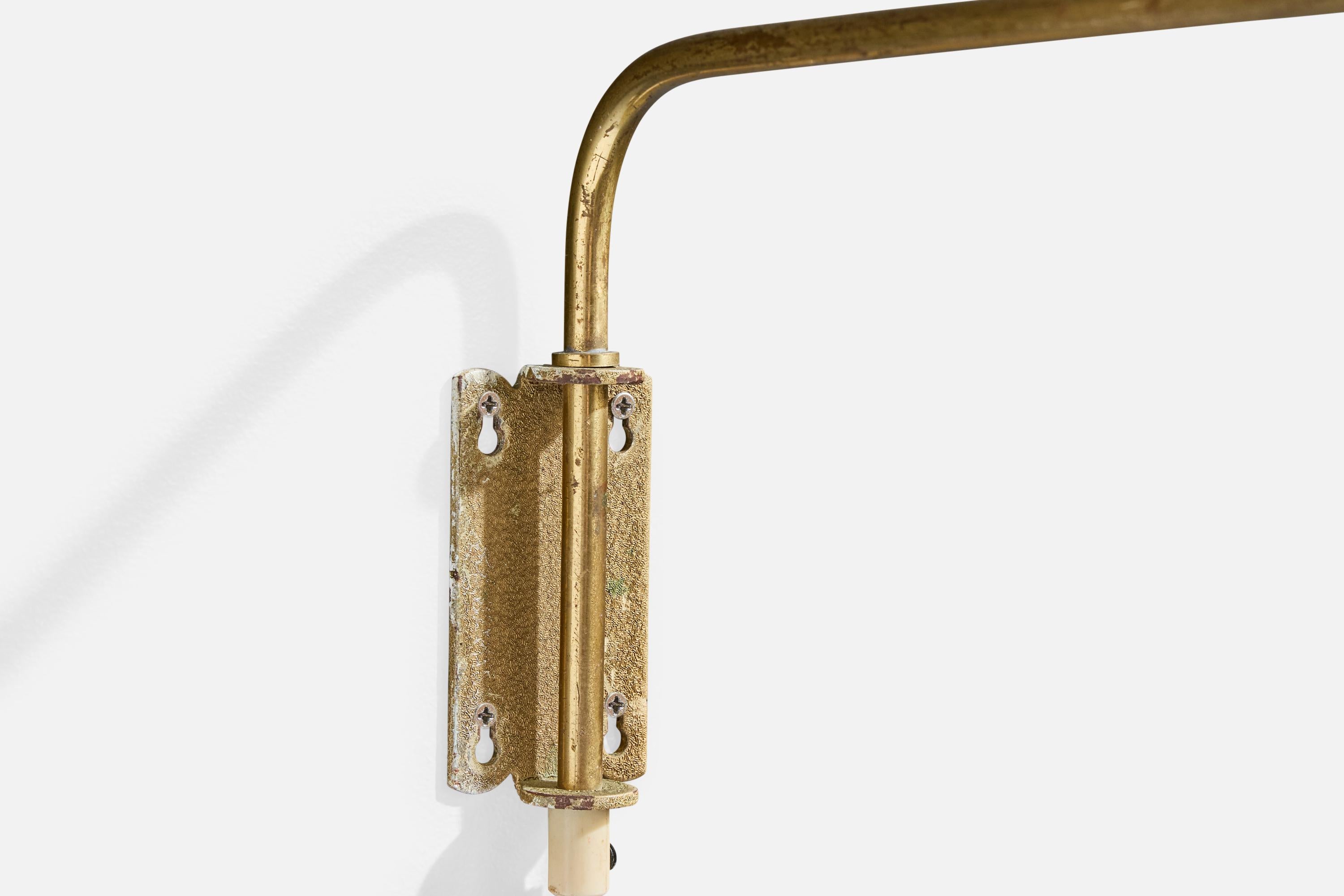 Lampada da parete di design svedese, ottone, tessuto, Svezia, anni '1940 In condizioni discrete in vendita a High Point, NC