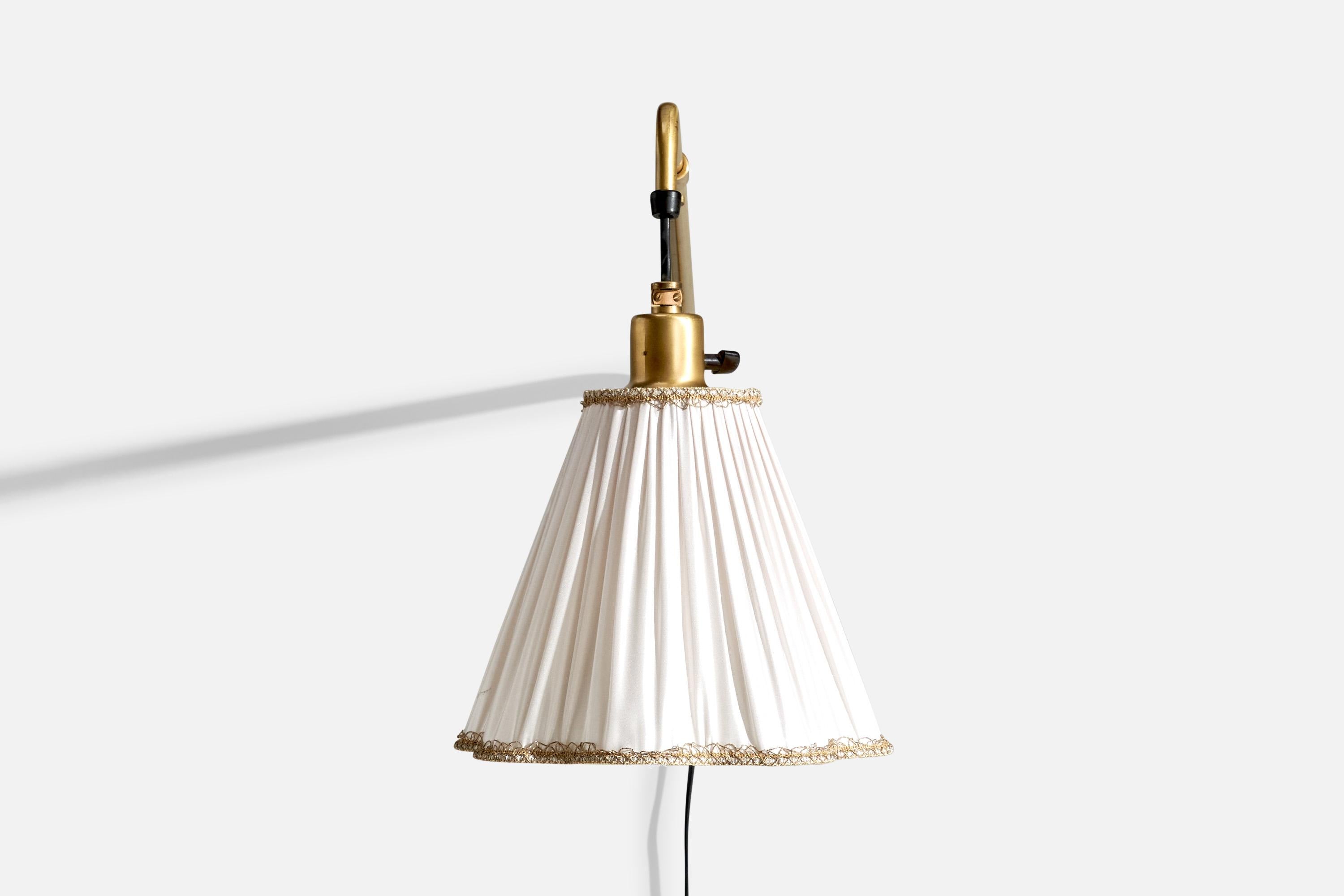 Schwedische Designerin, Wandleuchte, Messing, Stoff, Schweden, 1940er Jahre im Angebot 1