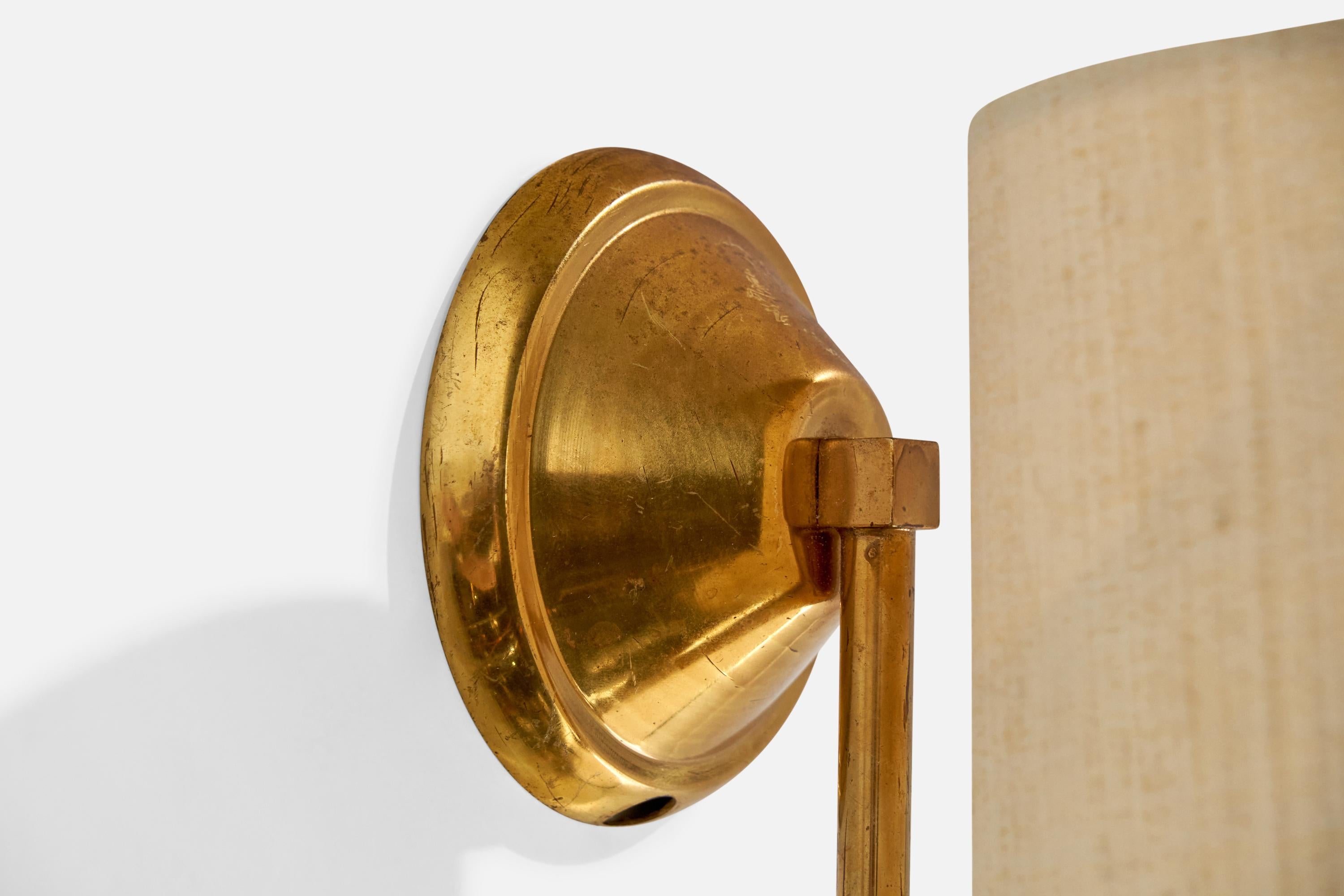 Metà XX secolo Lampada da parete di design svedese, ottone, tessuto, Svezia, anni '1940 in vendita