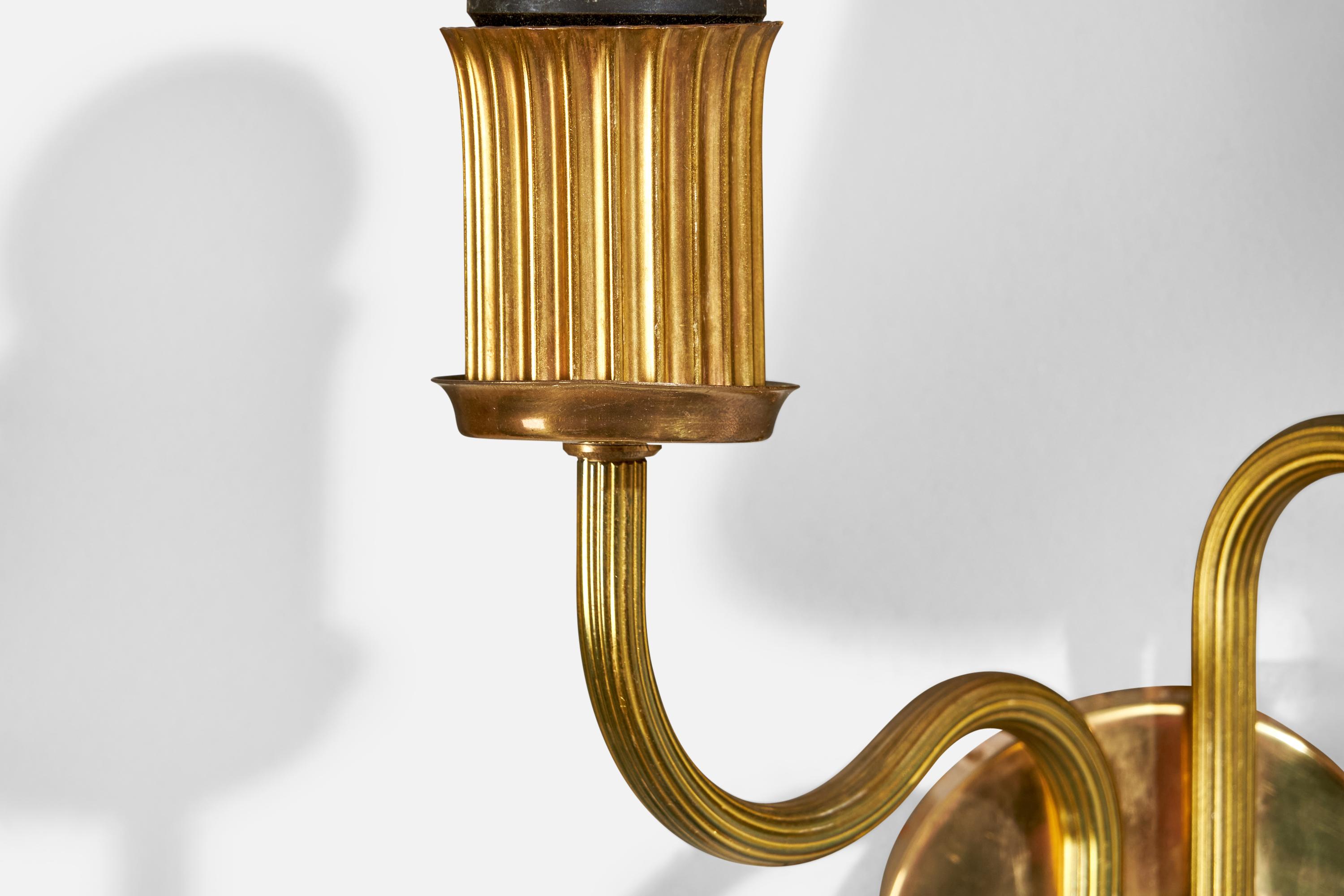Metà XX secolo Lampada da parete di design svedese, ottone, tessuto, Svezia, anni '1940 in vendita