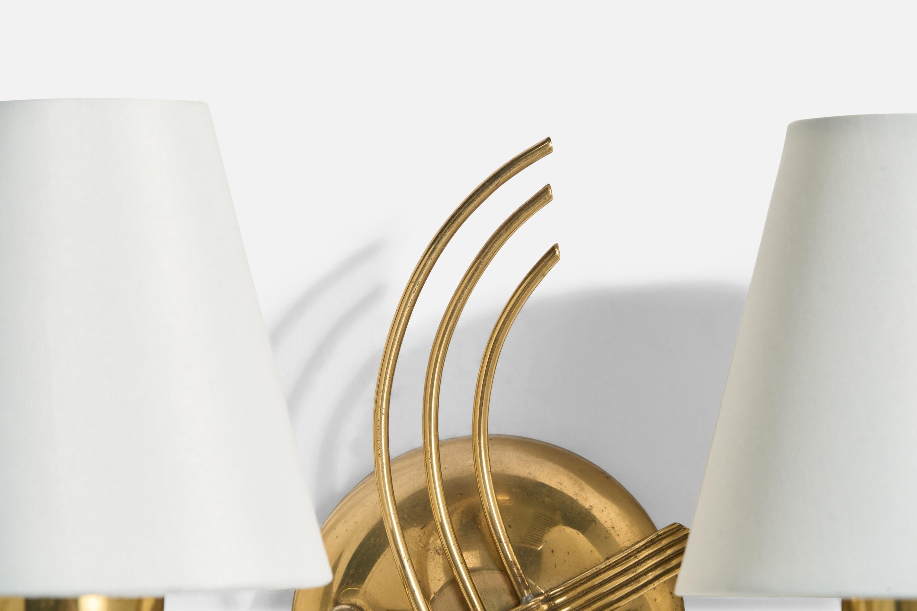 Metà XX secolo Lampada da parete di design svedese, ottone, tessuto, Svezia, anni '1940 in vendita