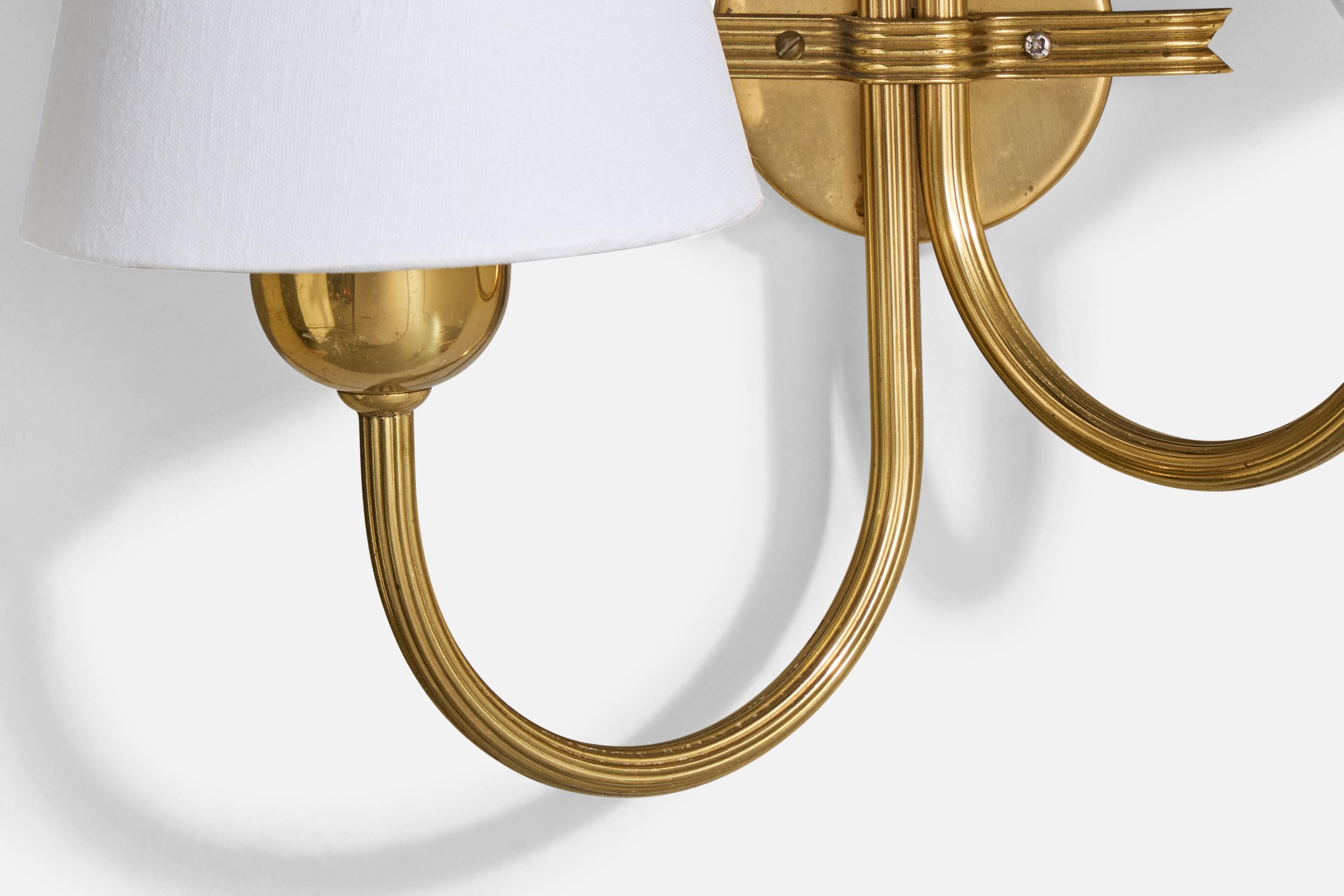 Metà XX secolo Lampada da parete di design svedese, ottone, tessuto, Svezia, anni '1940 in vendita
