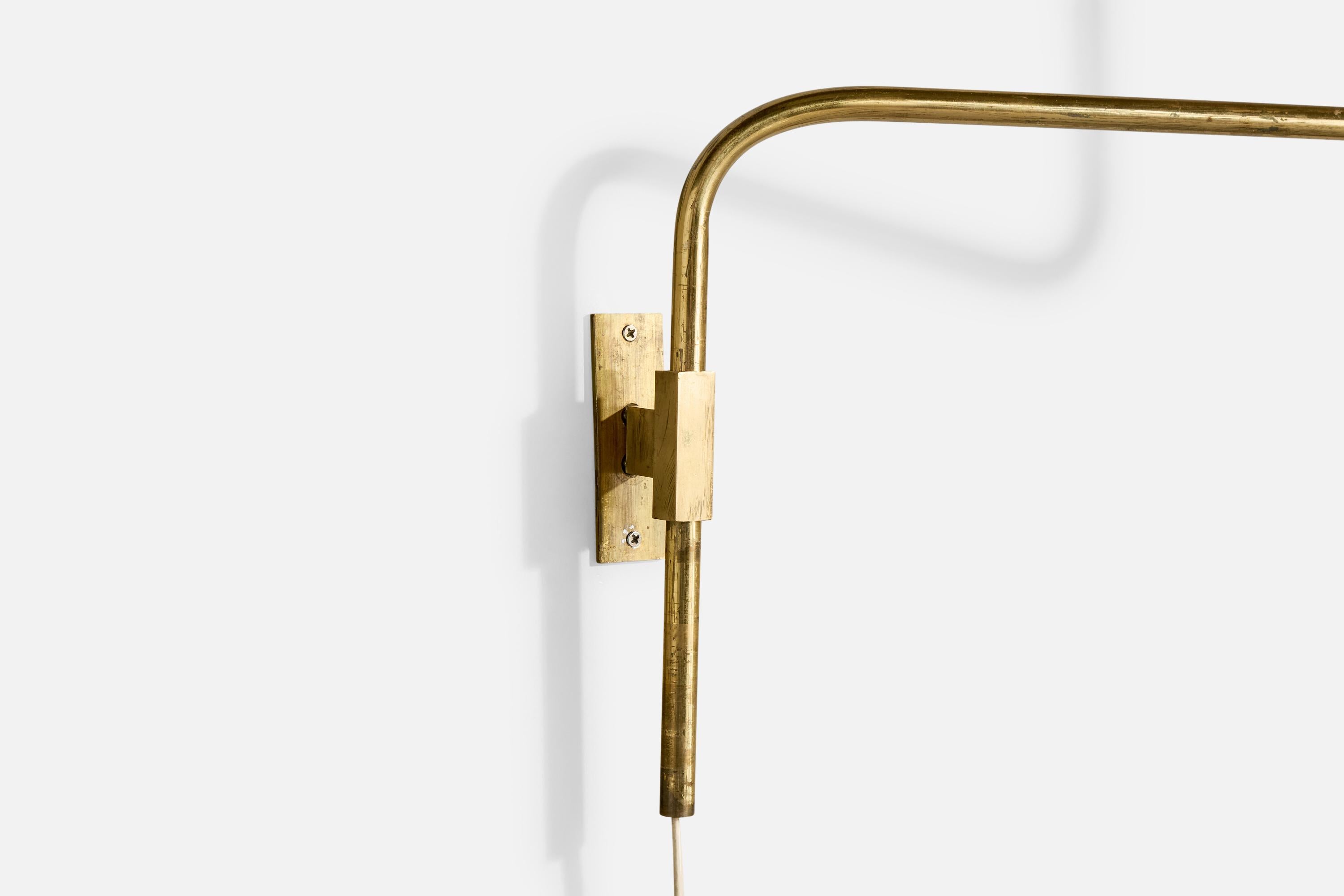 Metà XX secolo Lampada da parete di design svedese, ottone, tessuto, Svezia, anni '1940 in vendita