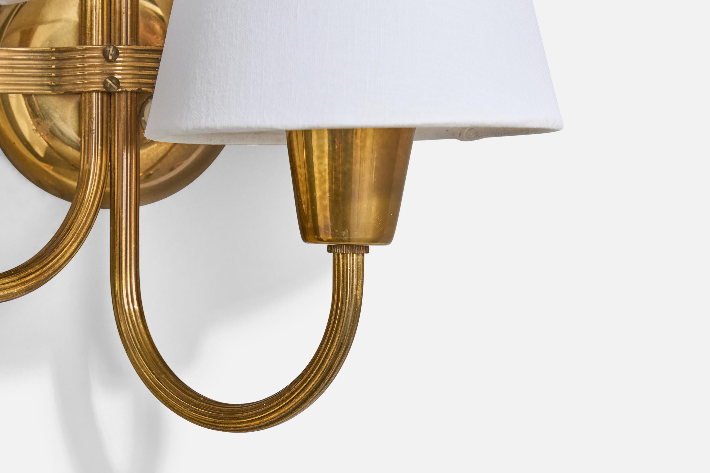 Metà XX secolo Lampada da parete di design svedese, ottone, tessuto, Svezia, anni '1940 in vendita