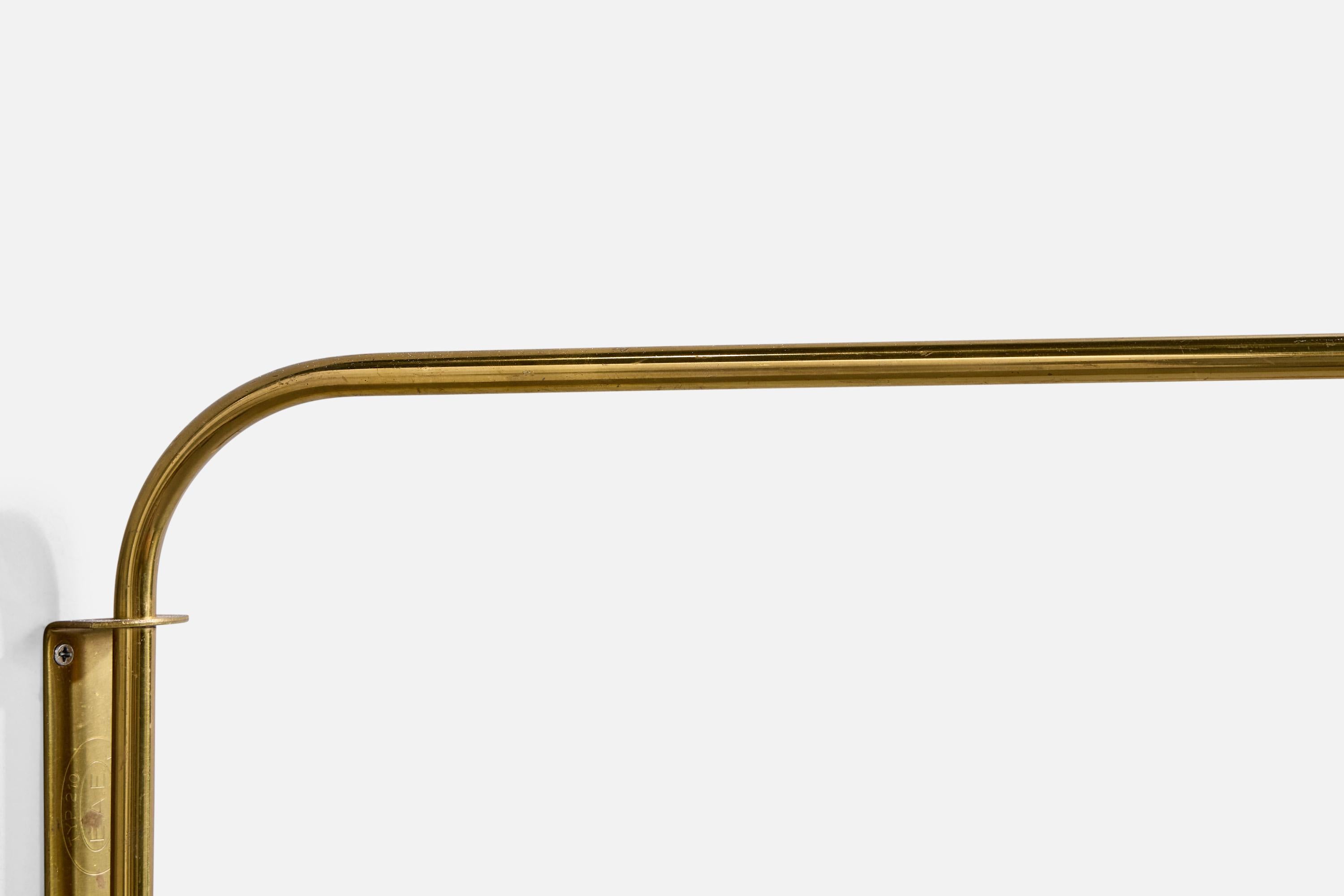 Metà XX secolo Lampada da parete di design svedese, ottone, tessuto, Svezia, anni '1940 in vendita
