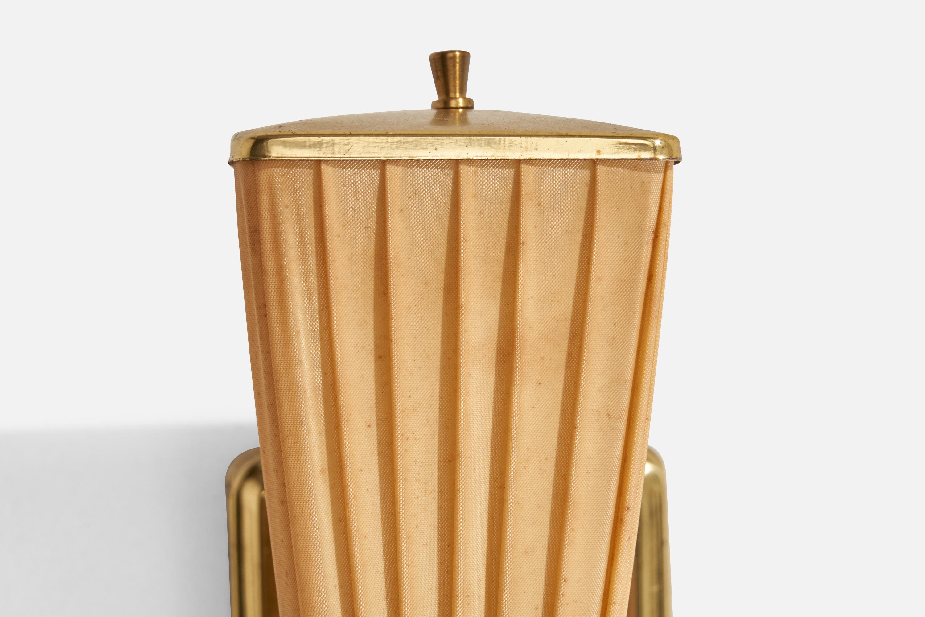 Laiton Créateur suédois, applique murale, laiton, tissu, Suède, années 1940