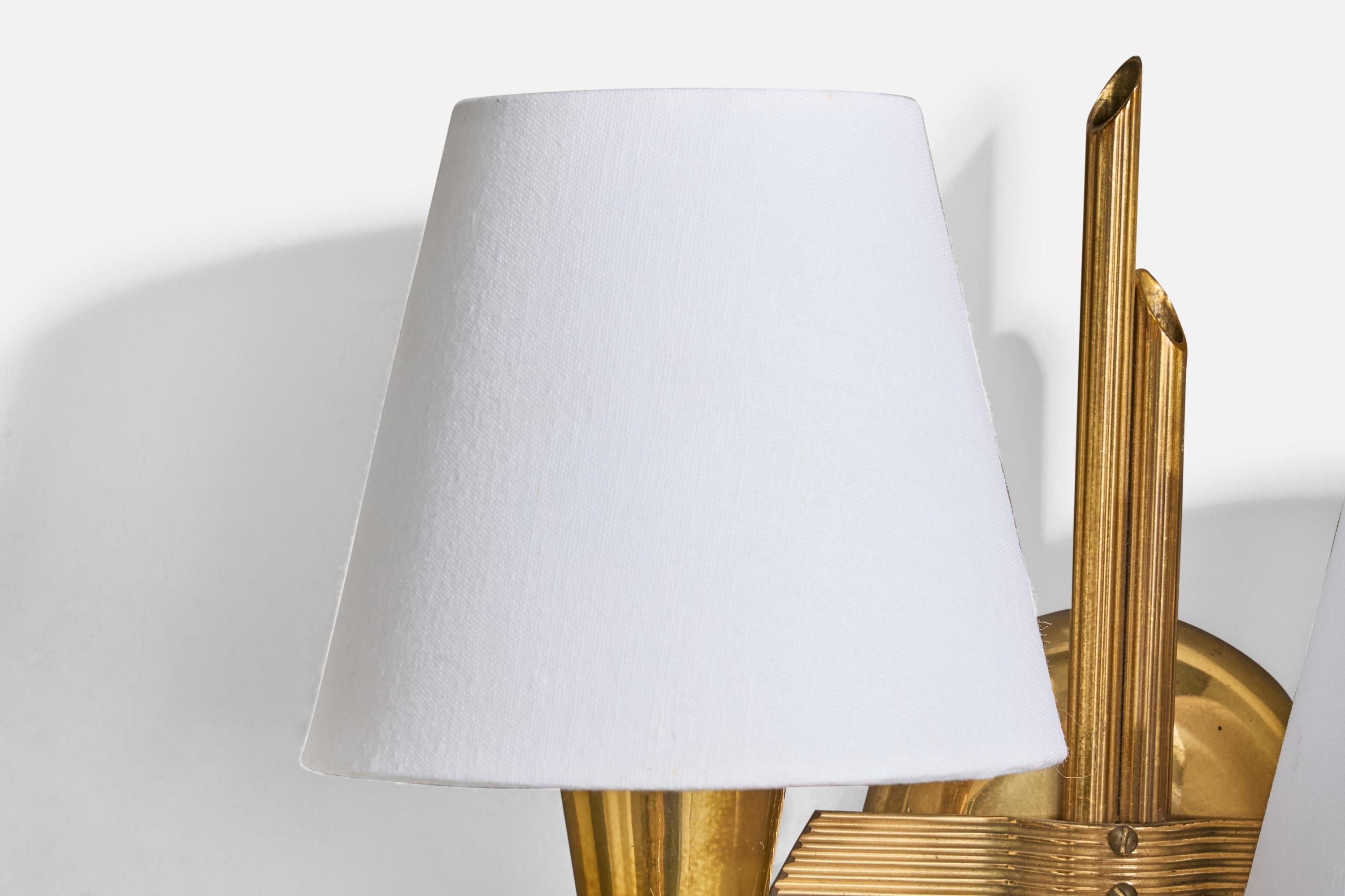 Ottone Lampada da parete di design svedese, ottone, tessuto, Svezia, anni '1940 in vendita