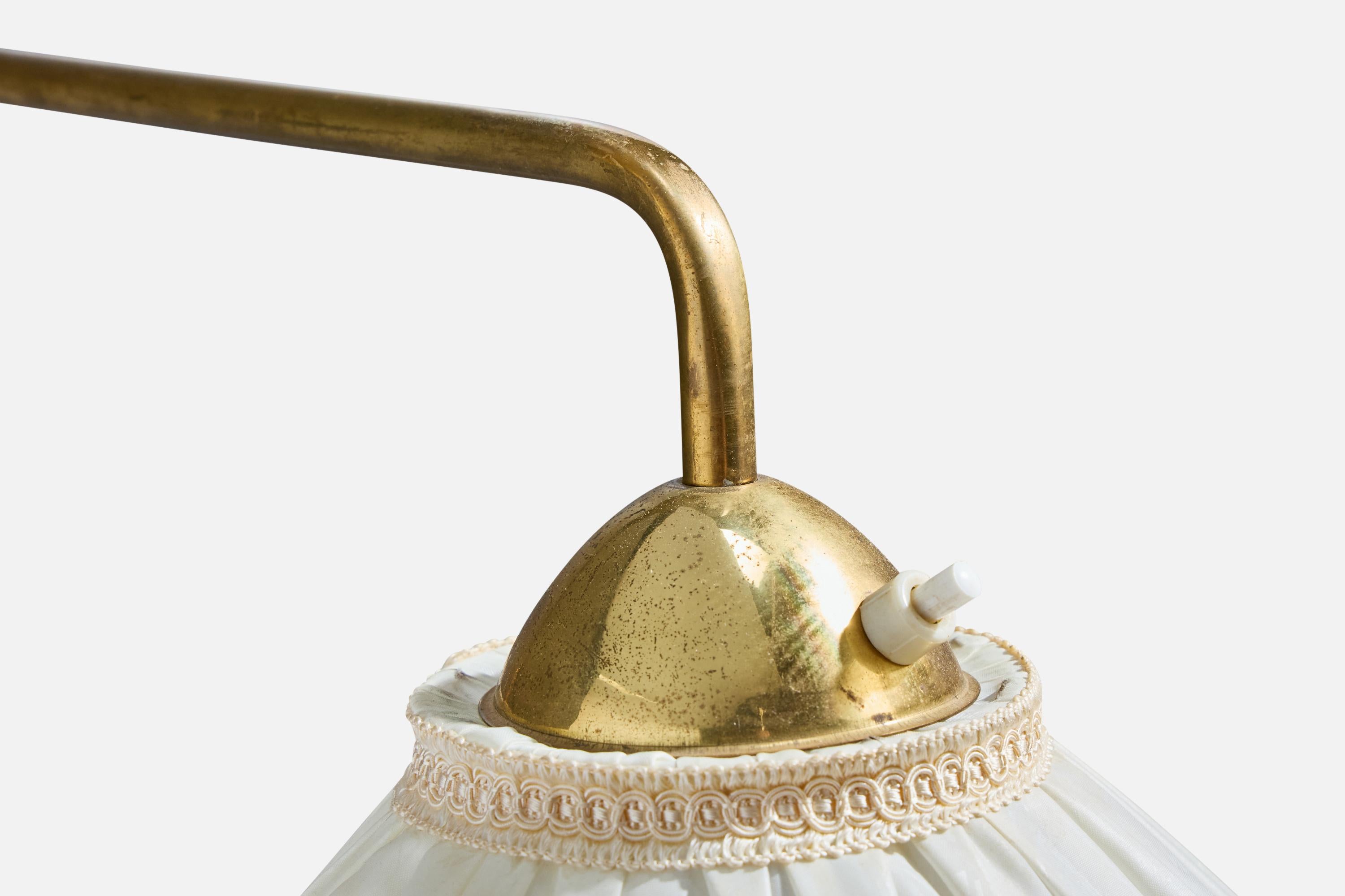 Tessuto Lampada da parete di design svedese, ottone, tessuto, Svezia, anni '1940 in vendita