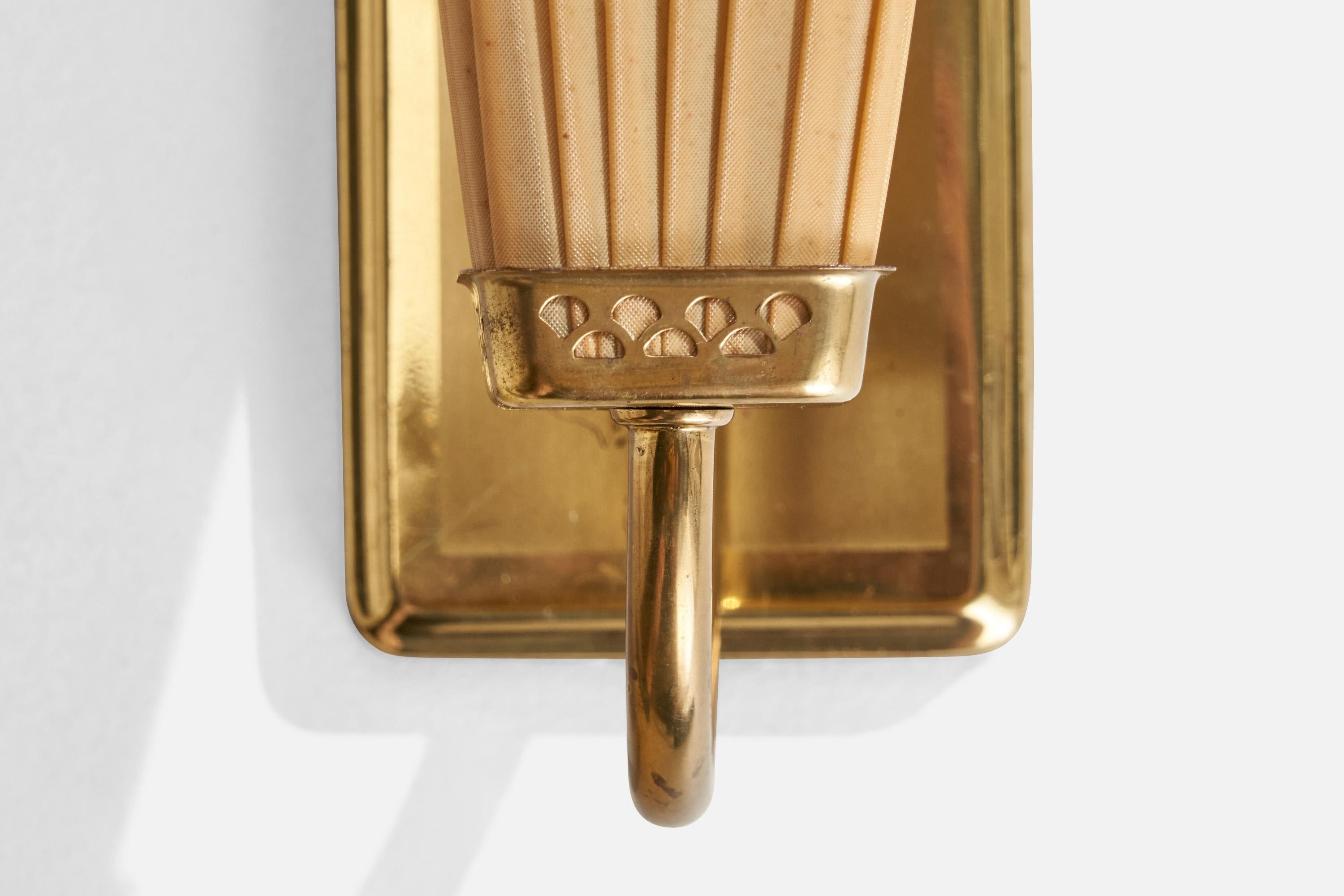 Créateur suédois, applique murale, laiton, tissu, Suède, années 1940 1