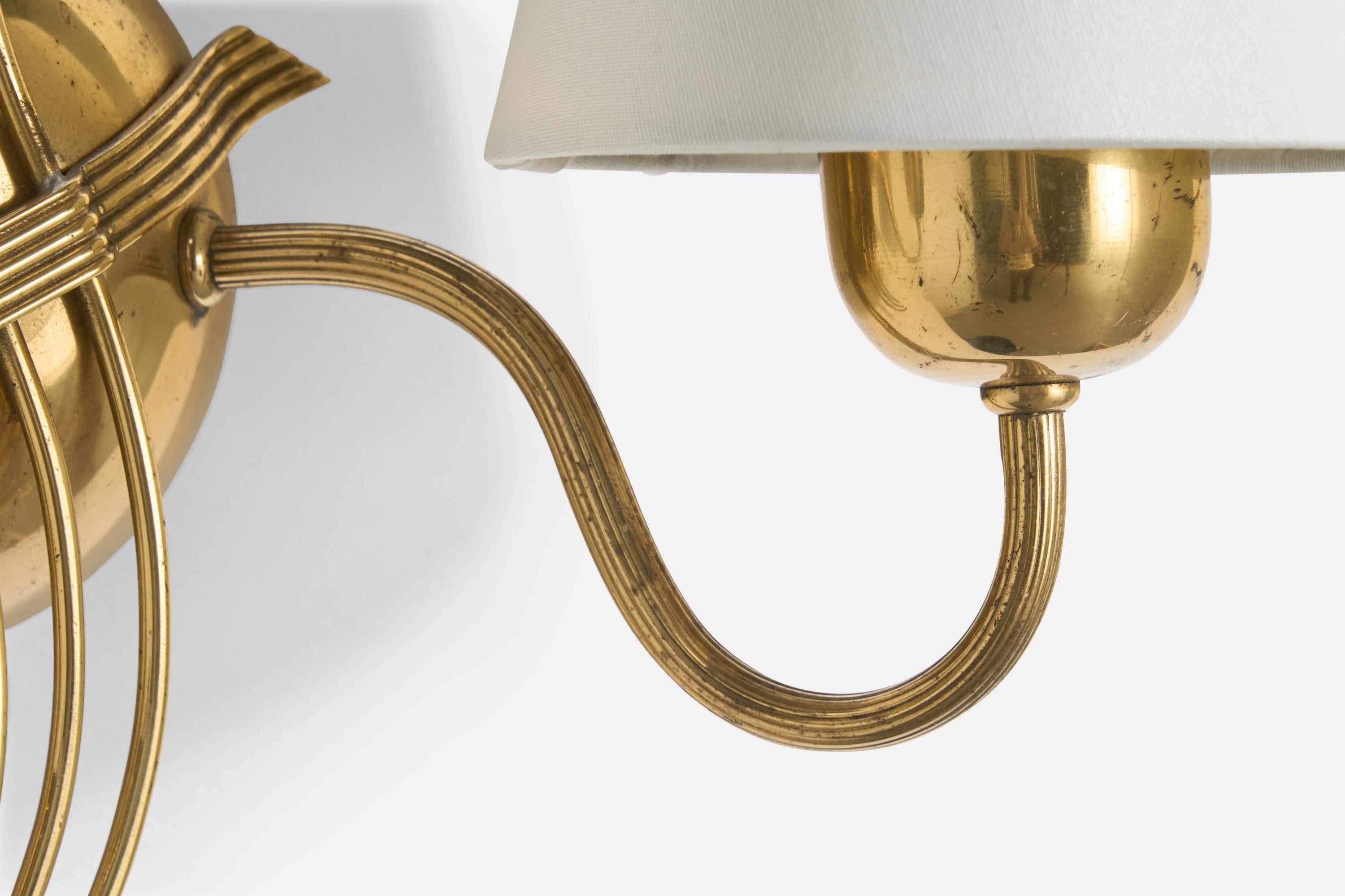 Lampada da parete di design svedese, ottone, tessuto, Svezia, anni '1940 in vendita 1