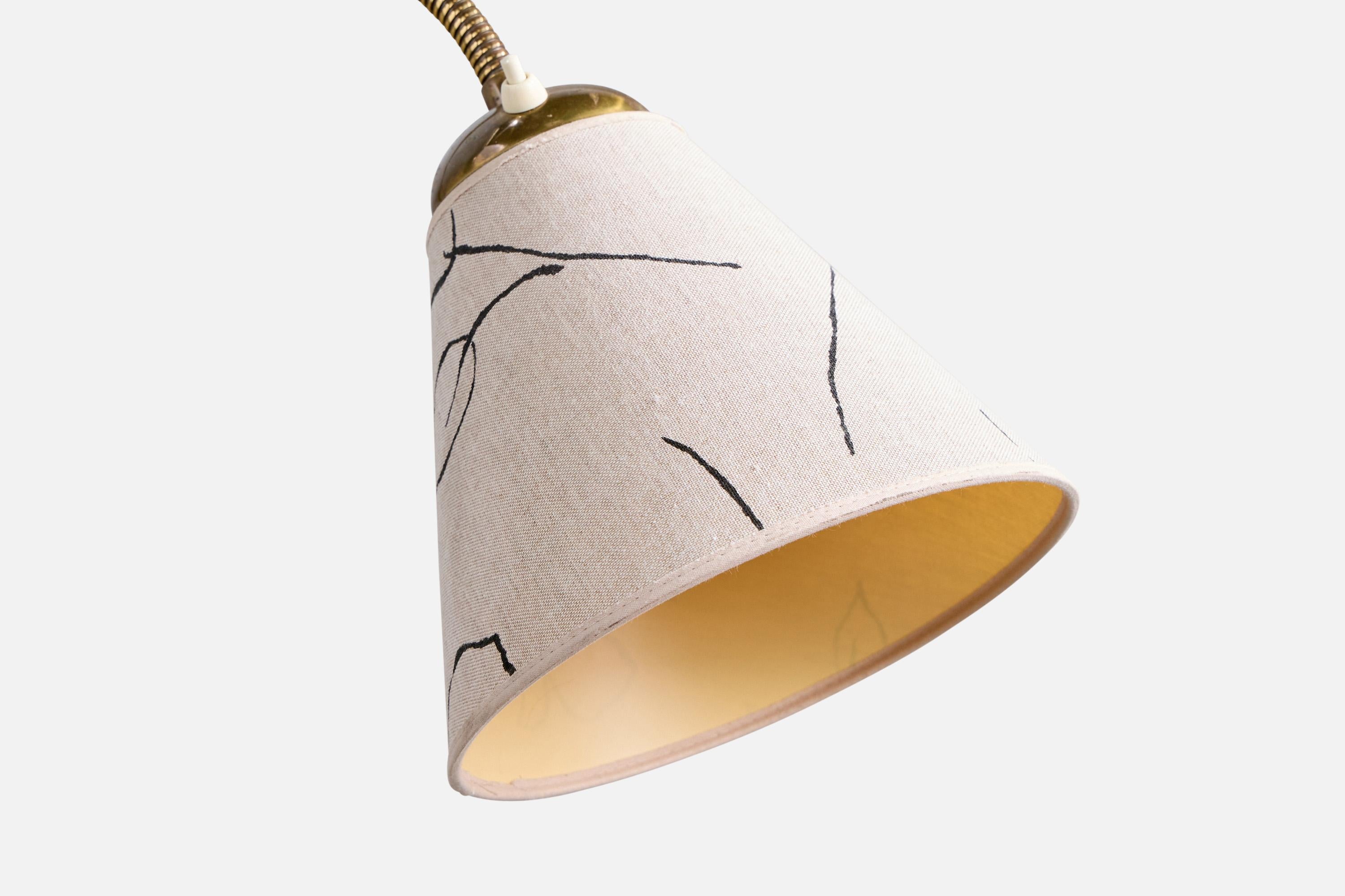 Lampada da parete di design svedese, ottone, tessuto, Svezia, anni '1940 in vendita 1