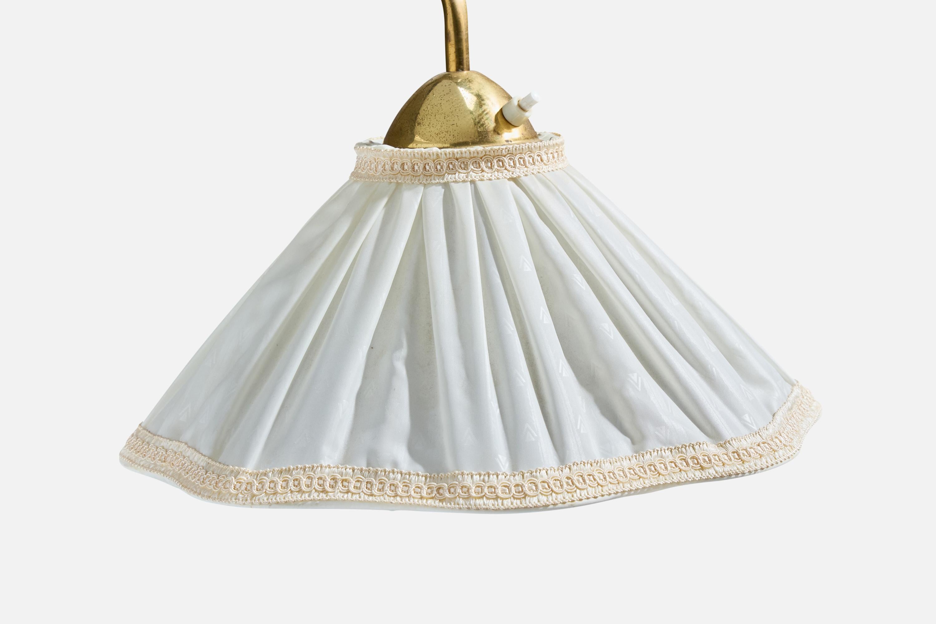 Lampada da parete di design svedese, ottone, tessuto, Svezia, anni '1940 in vendita 1
