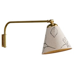 Schwedische Designerin, Wandleuchte, Messing, Stoff, Schweden, 1940er Jahre