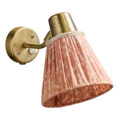 Lampada da parete di design svedese, ottone, tessuto, Svezia, anni '1940