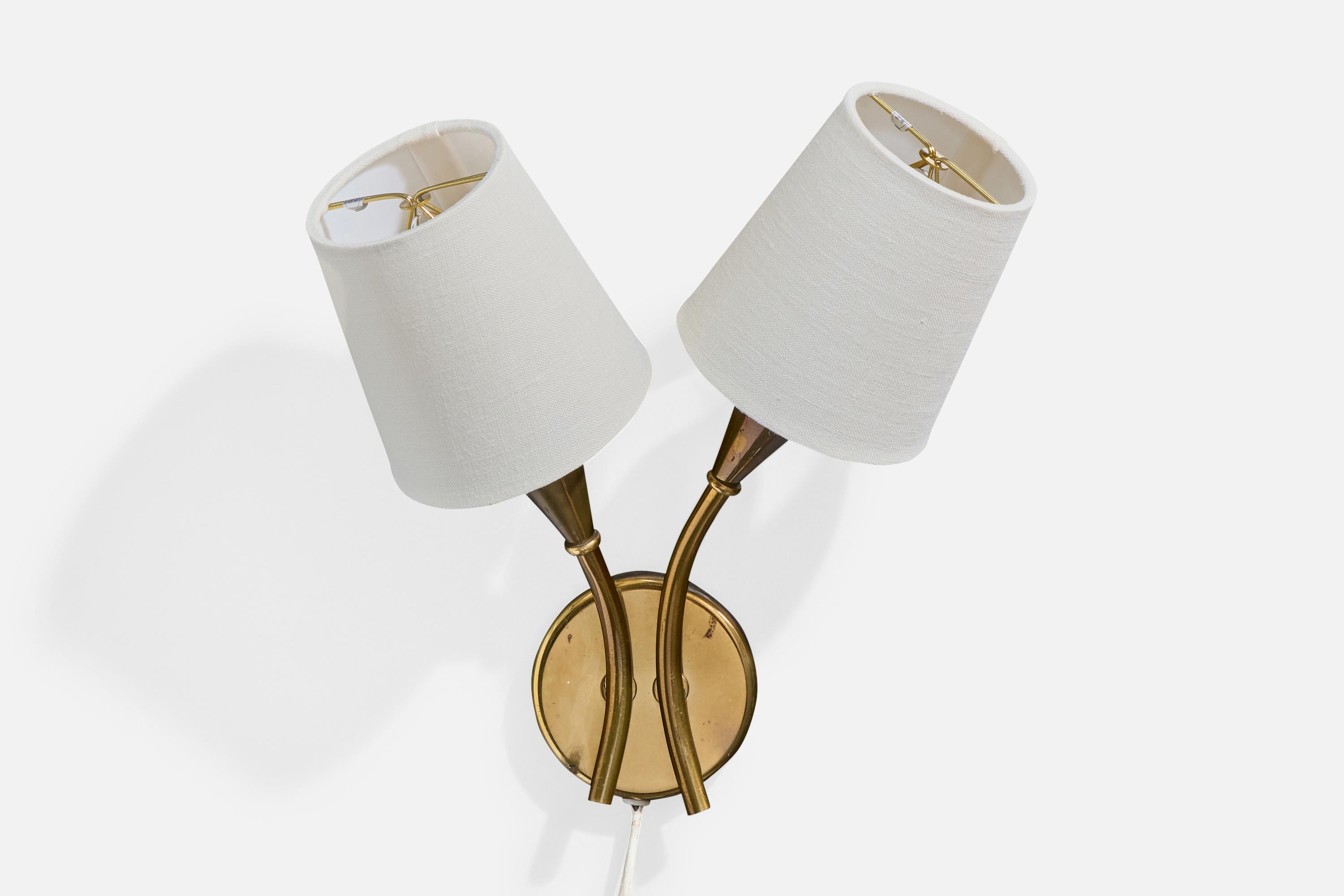 Aplique de latón y tela blanca diseñado y fabricado en Suecia, c. 1950.

Muy ligera oxidación presente en todo el latón.

Dimensiones totales (en pulgadas): 11,0 