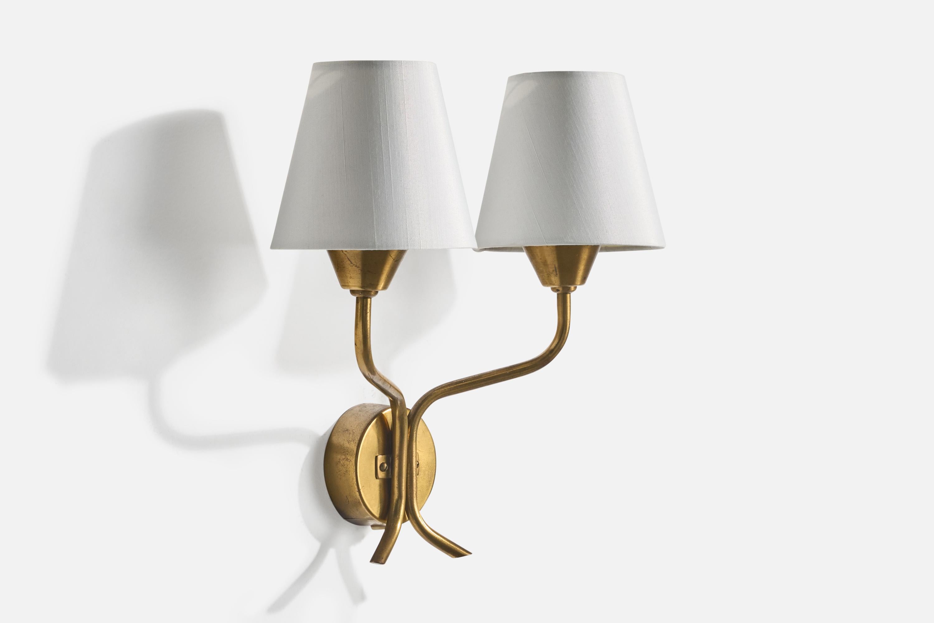 Schwedische Designerin, Wandleuchte, Messing, Stoff, Schweden, 1950er Jahre (Moderne der Mitte des Jahrhunderts) im Angebot