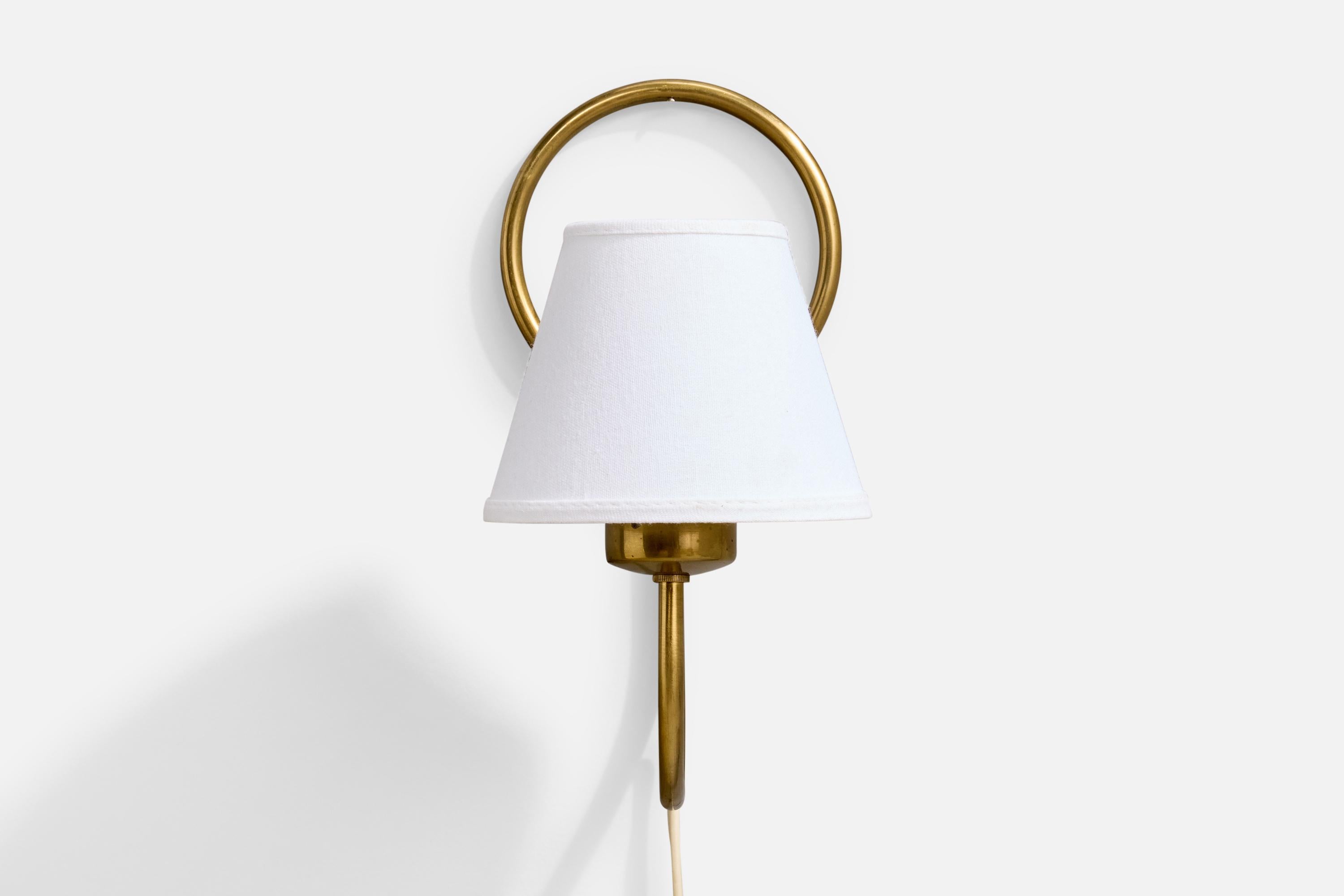 Mid-Century Modern Designer suédois, applique murale, laiton, tissu, Suède, années 1950 en vente