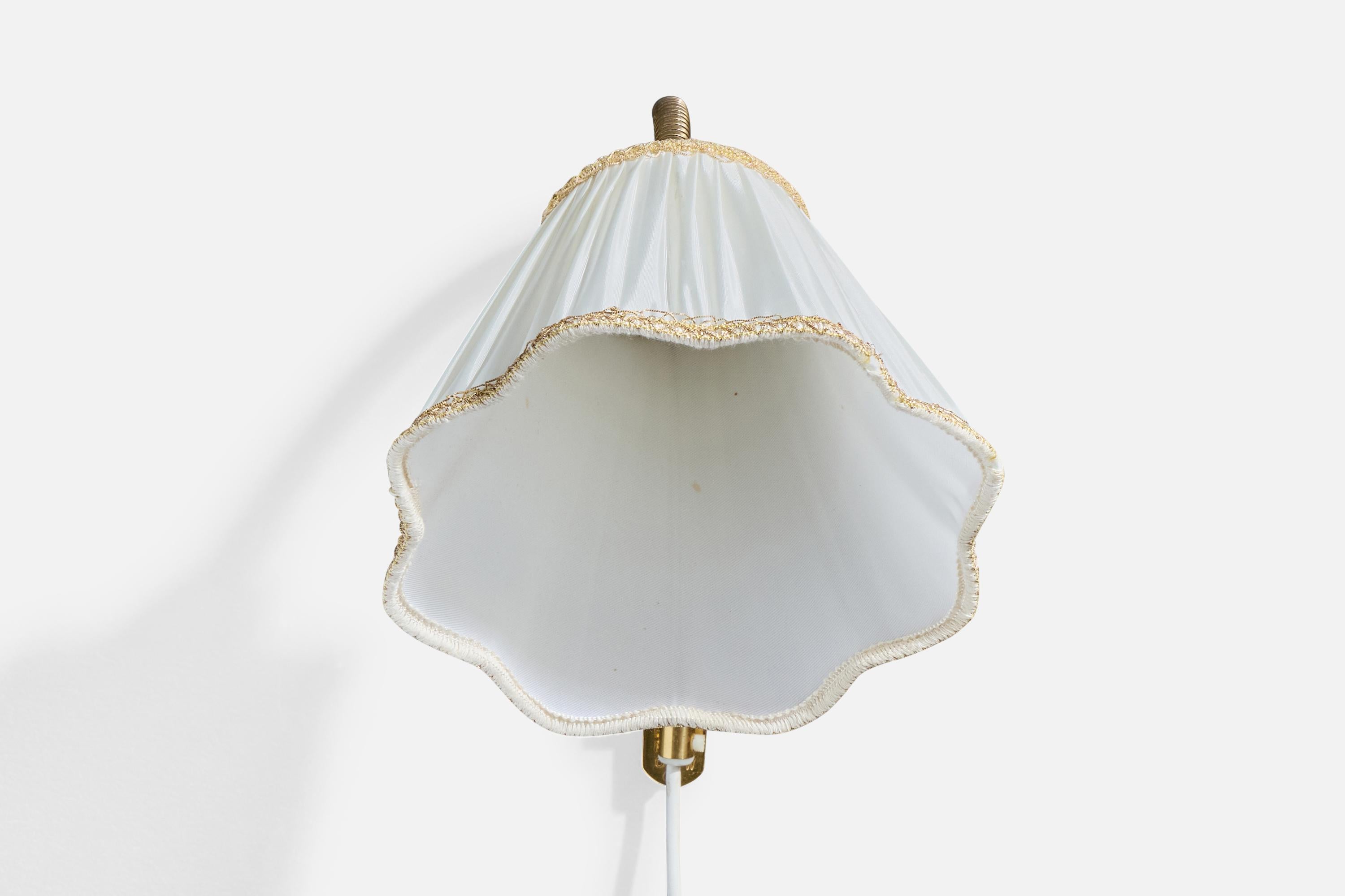 Diseñador sueco, aplique, latón, tela, Suecia, años 50 Moderno de mediados de siglo en venta