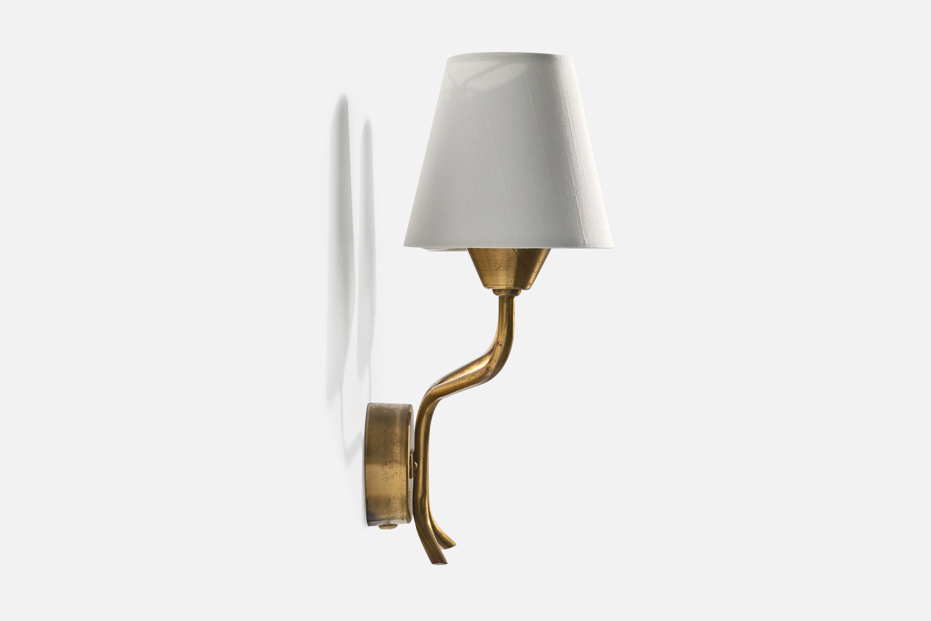 Schwedische Designerin, Wandleuchte, Messing, Stoff, Schweden, 1950er Jahre im Zustand „Gut“ im Angebot in High Point, NC