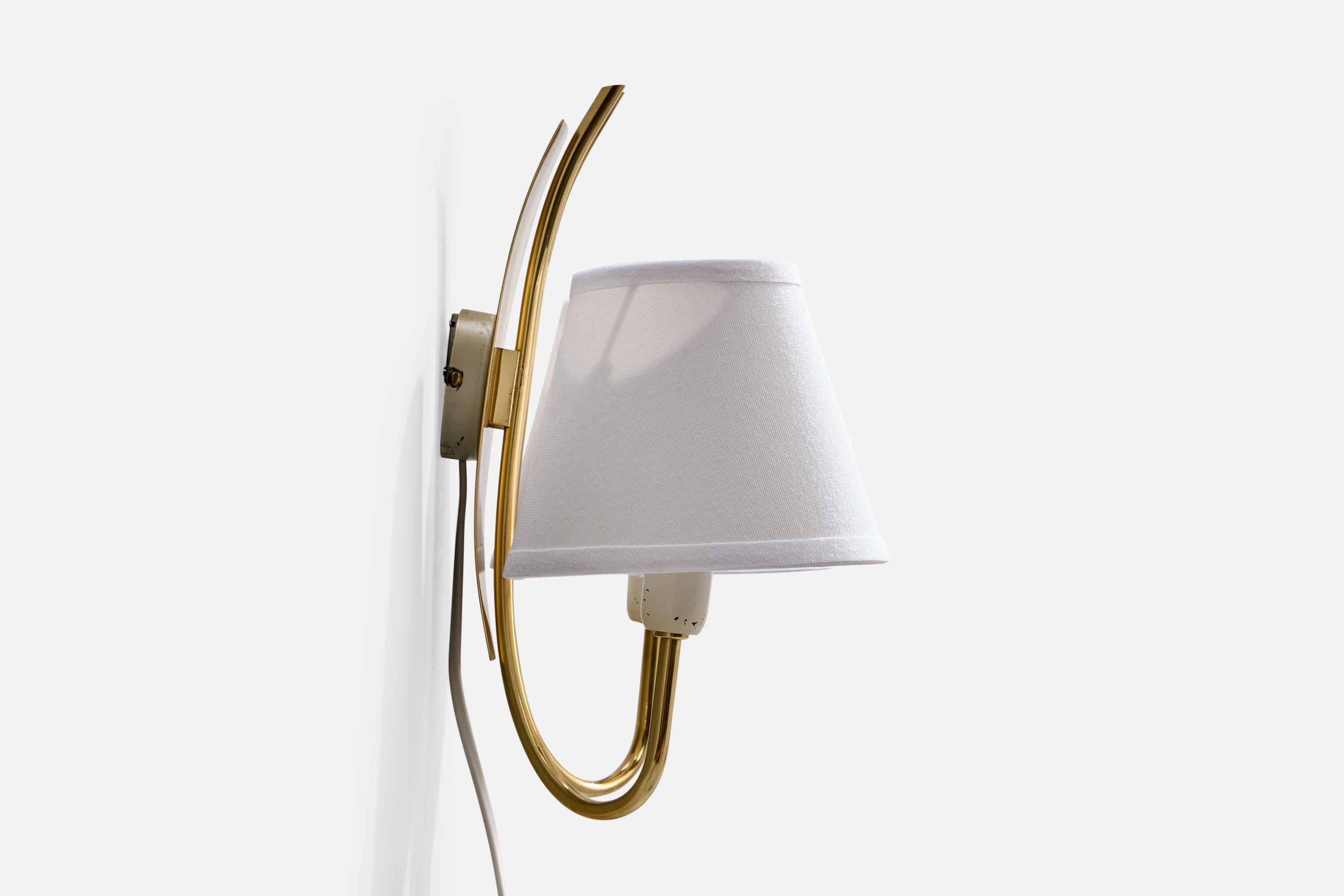 Svedese Lampada da parete di design svedese, ottone, tessuto, Svezia, anni '50 in vendita