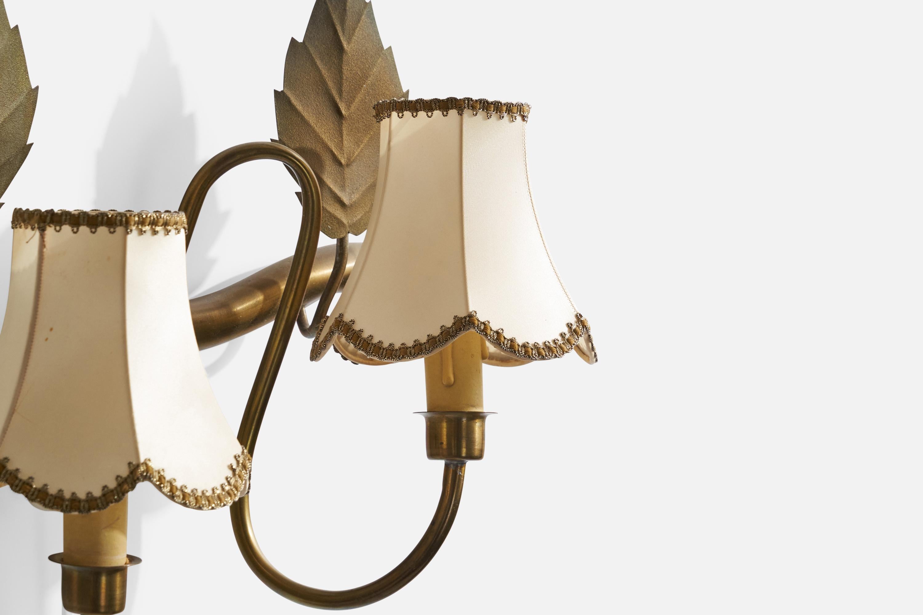 Lampada da parete di design svedese, ottone, tessuto, Svezia, anni '50 In condizioni buone in vendita a High Point, NC