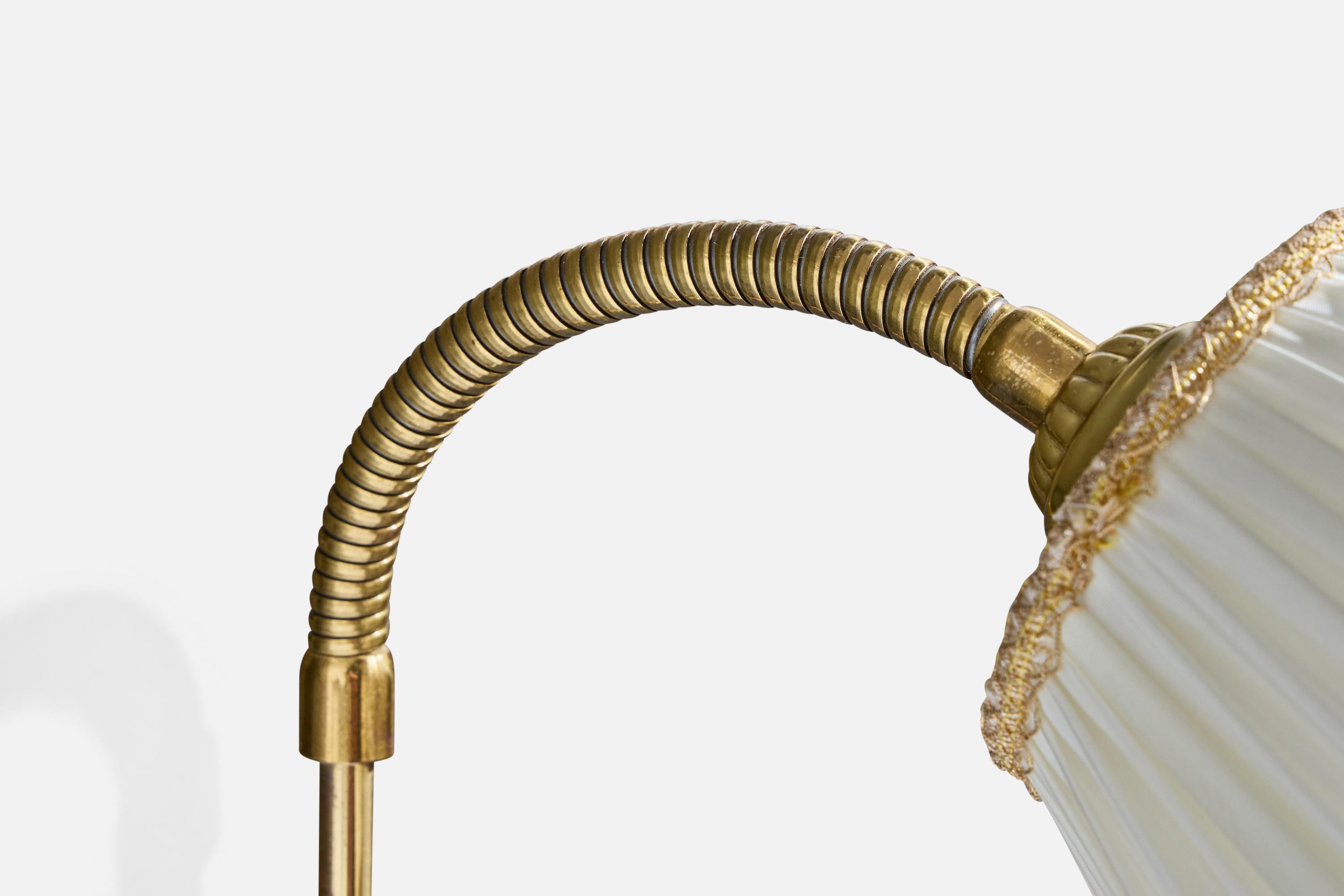 Diseñador sueco, aplique, latón, tela, Suecia, años 50 mediados del siglo XX en venta