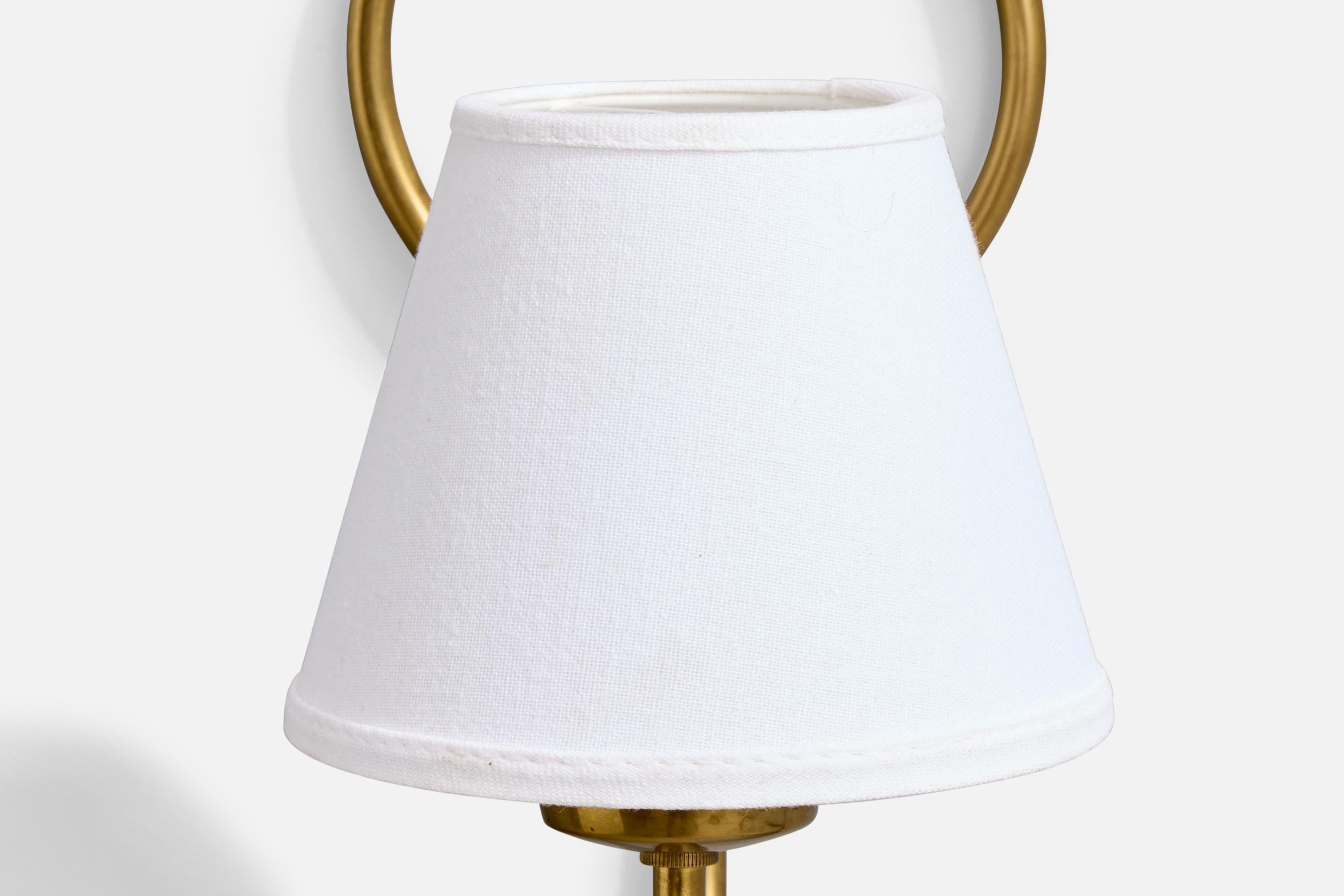 Laiton Designer suédois, applique murale, laiton, tissu, Suède, années 1950 en vente