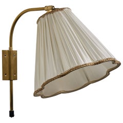 Schwedische Designerin, Wandleuchte, Messing, Stoff, Schweden, 1950er Jahre