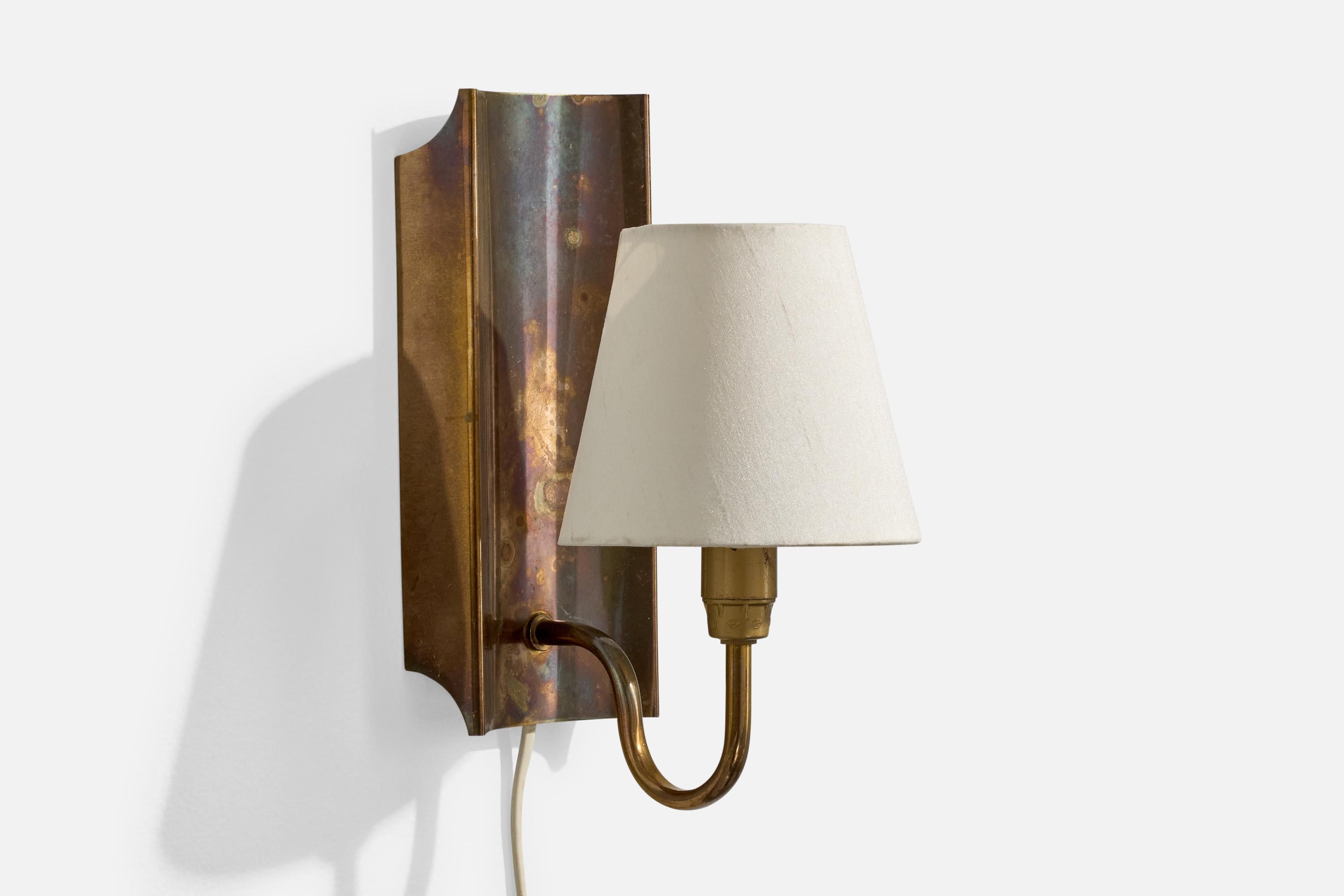 A brass and white fabric wall light designed and produced in Sweden, c. 1960s.

Overall Dimensions (Inches): 10.5” H x 5.1” W x 7“ D

Bulb Specifications: E-14

Number of Sockets (per fixture): 1

Does not include mounting hardware.

This wall light