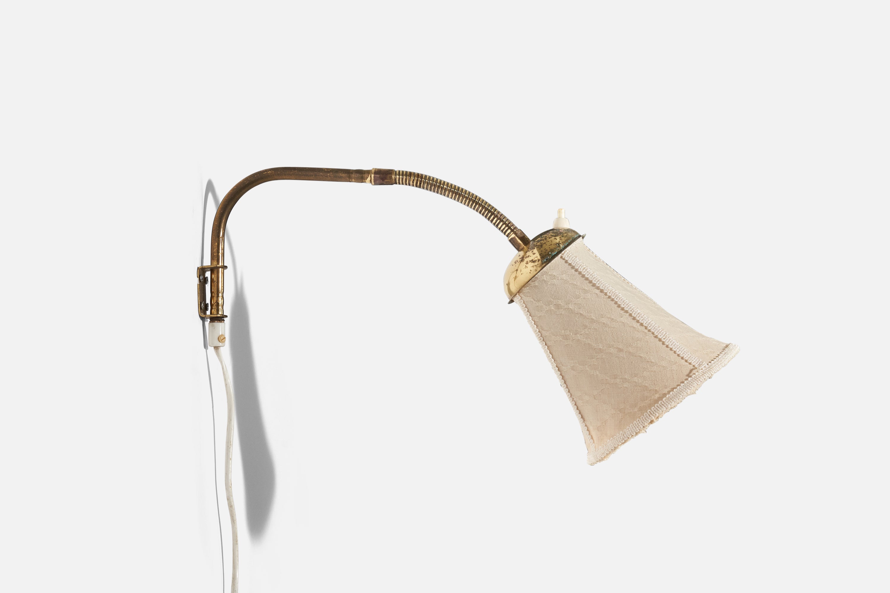 A brass and fabric wall light designed and produced in Sweden, c. 1940s.

Variable dimensions, measured as illustrated in the first image. 

Dimensions of back plate (inches) : (1.75 x 1.37 x .87).