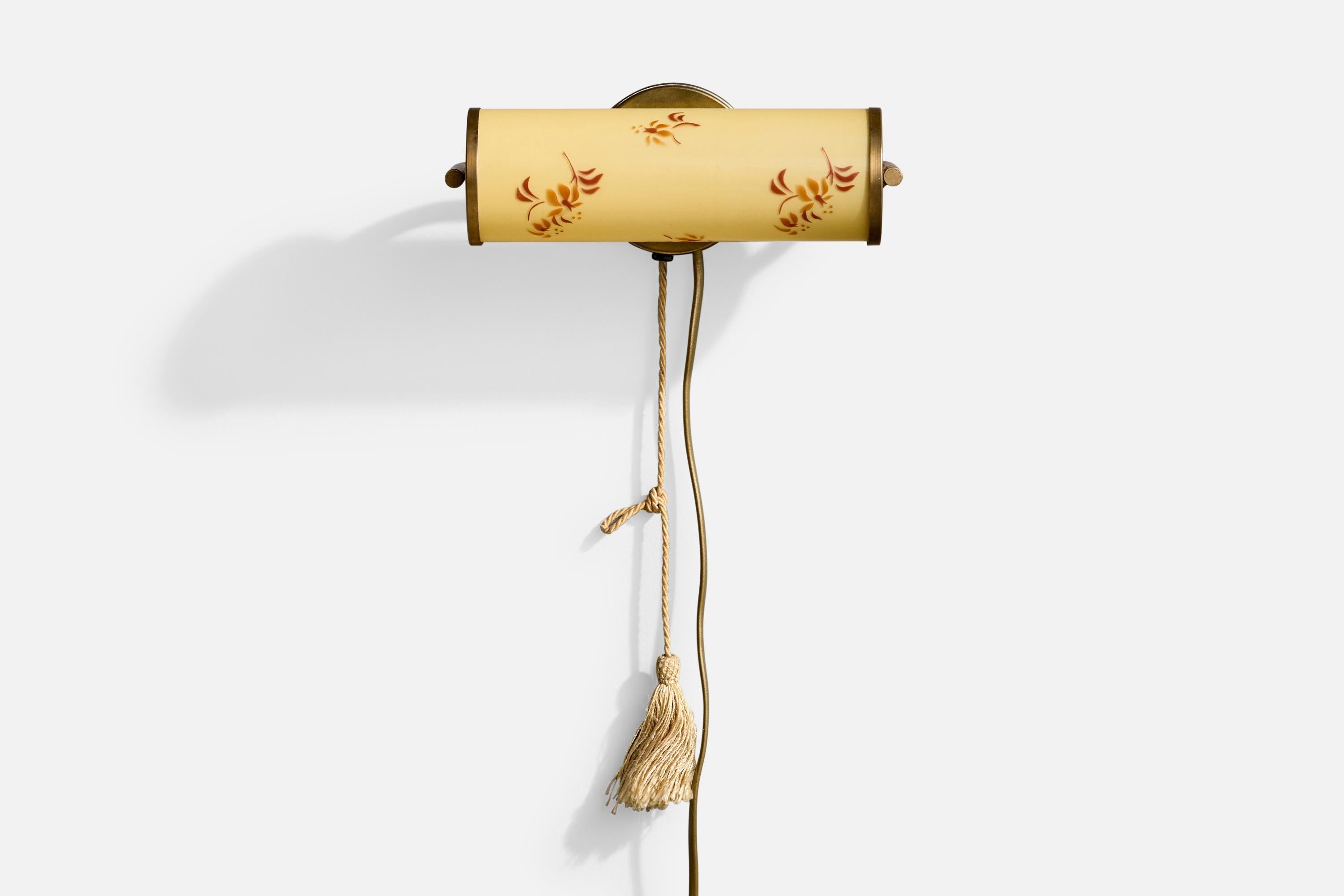 Scandinavo moderno Designer svedese, lampada da parete, ottone, vetro, tessuto, Svezia, anni '1930 in vendita